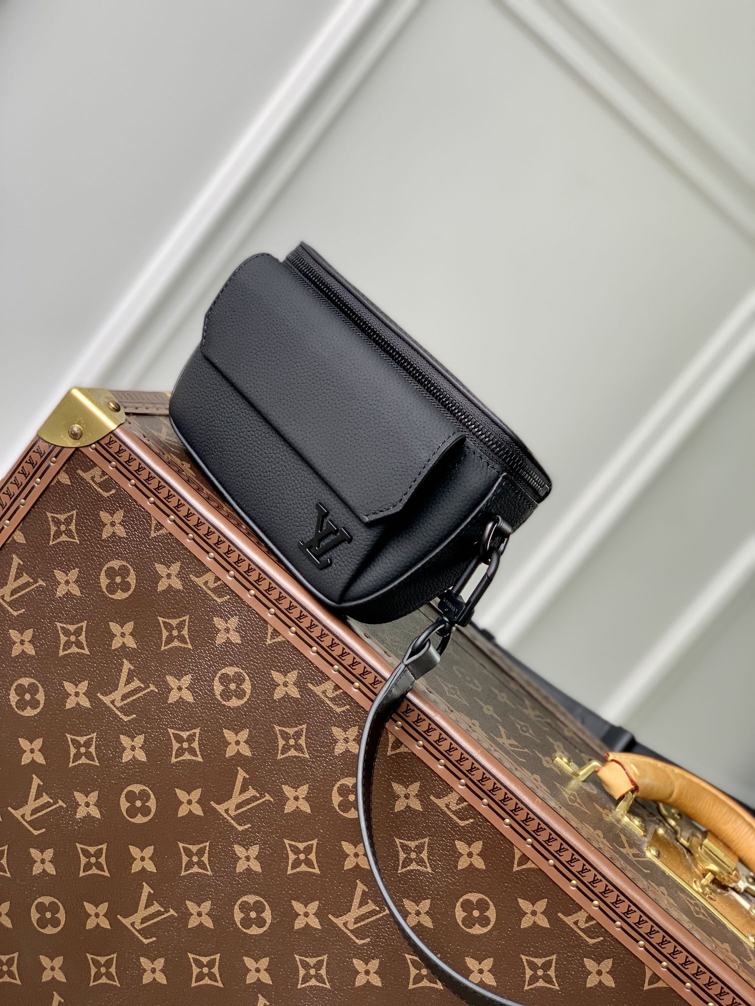 l**is V*t*n pilot bag-m83563-20 x 12 x 5.5cm