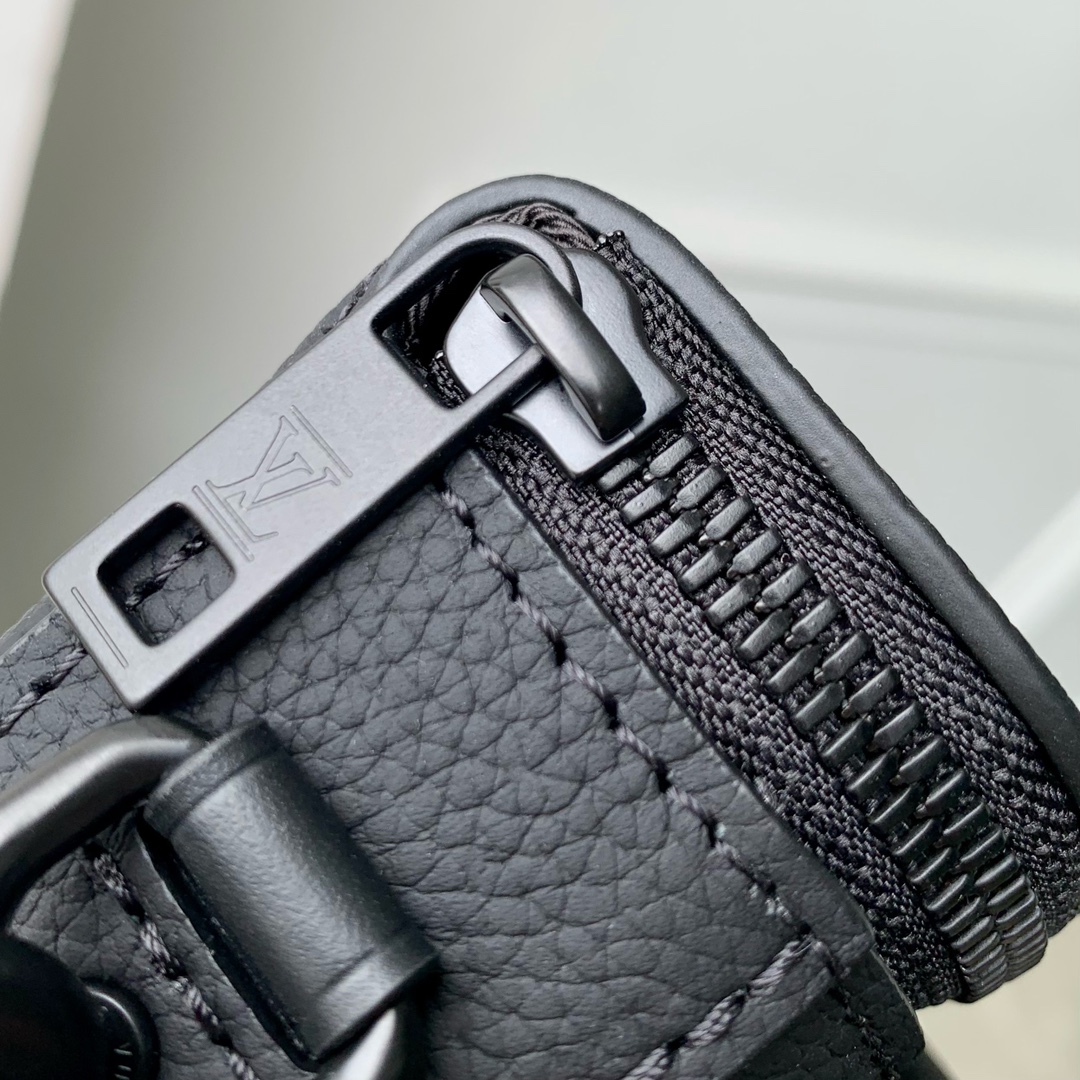 l**is V*t*n pilot bag-m83563-20 x 12 x 5.5cm