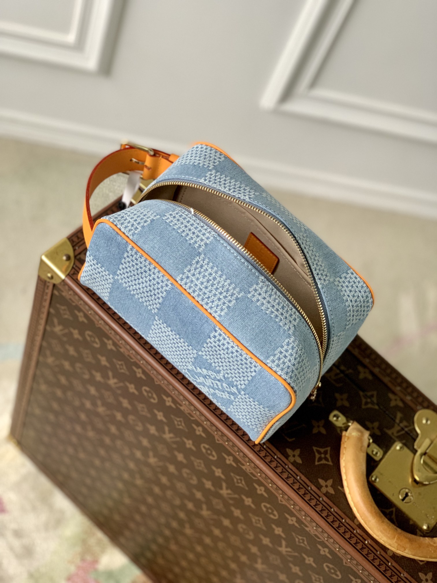 l**is V*t*n locker dopp kit pouch -23 x 13 x 12cm