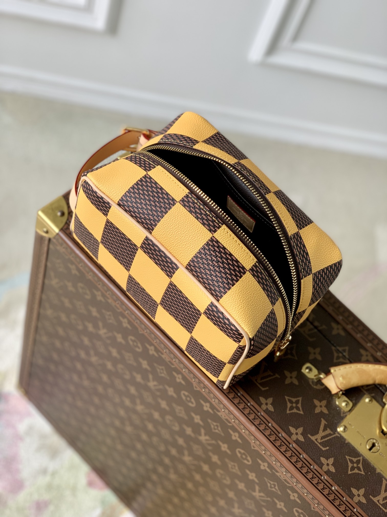 l**is V*t*n locker dopp kit pouch -23 x 13 x 12cm