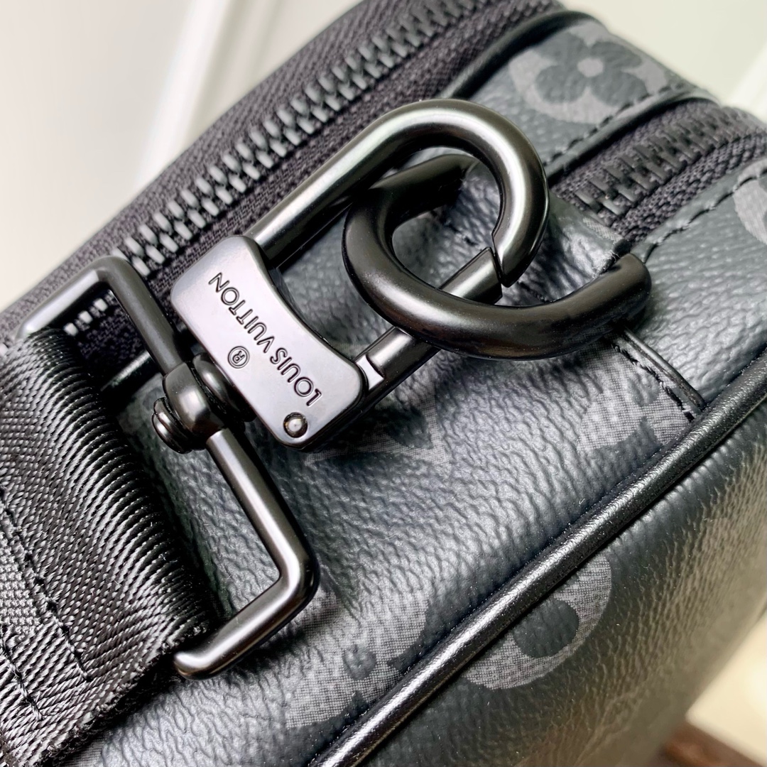 l**is V*t*n alpha messenger bag- m46955-24 x 16 x 8cm