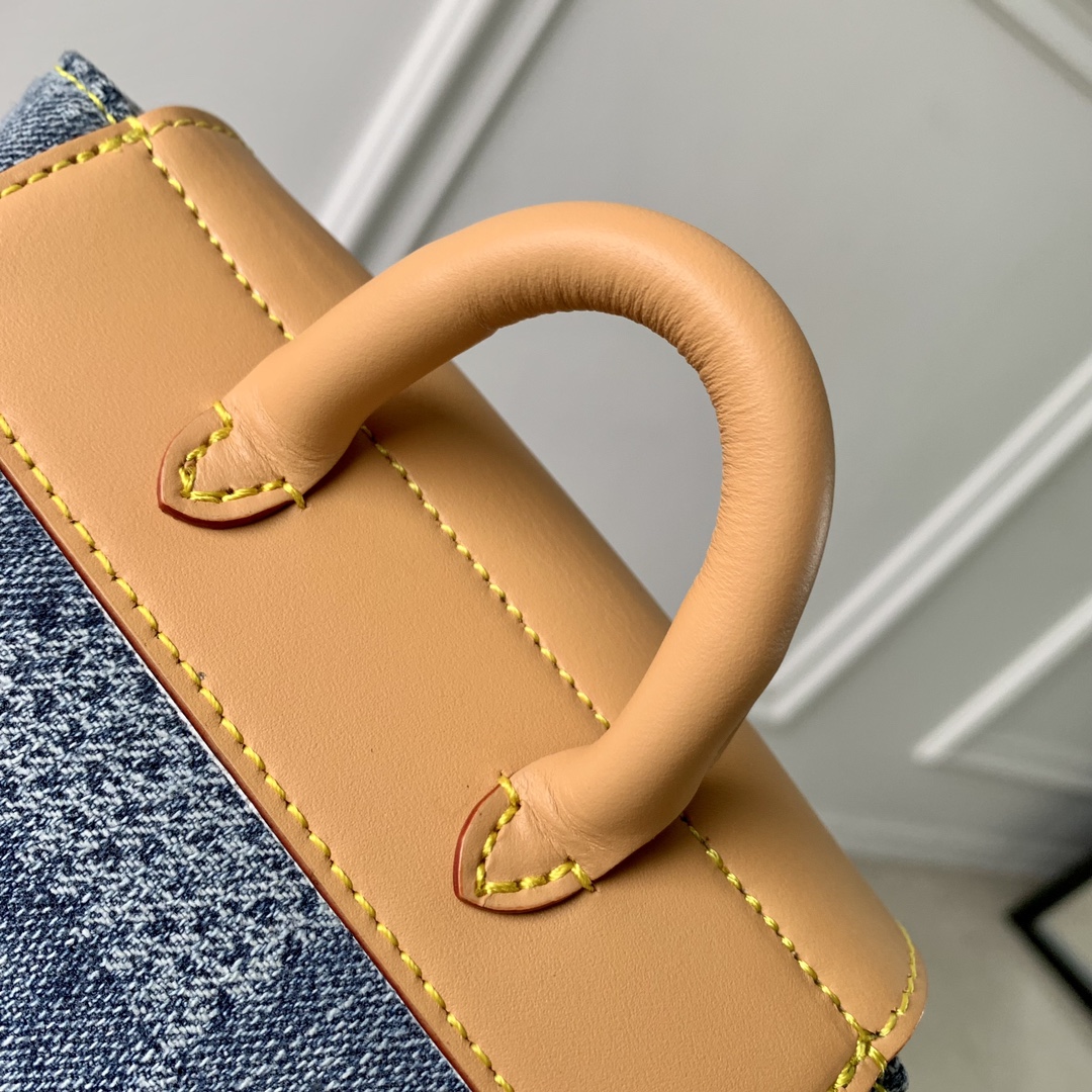 l**is V*t*nsteamer bag-15 x 18 x 7cm