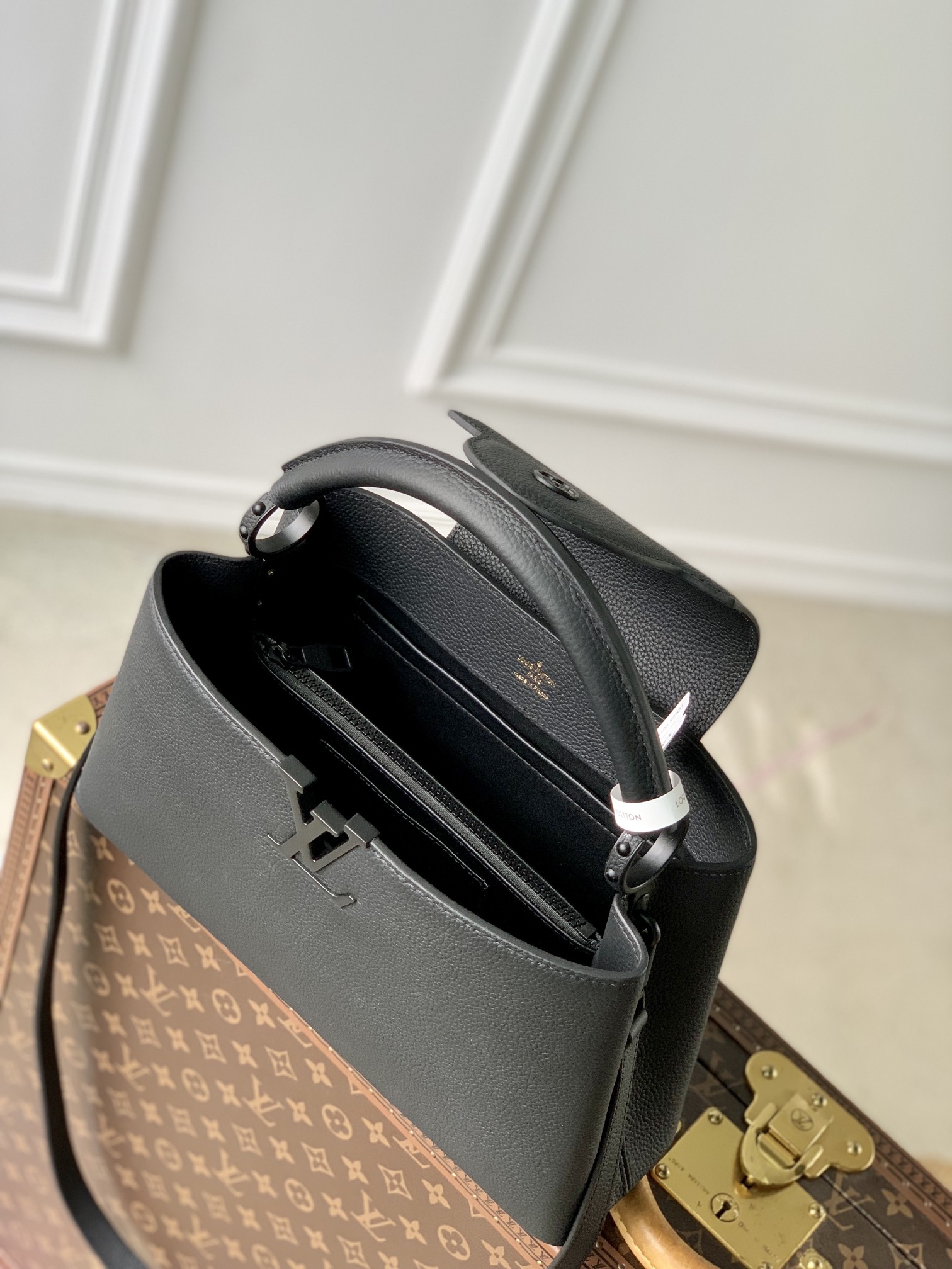 l**is V*t*n capucines handlebag