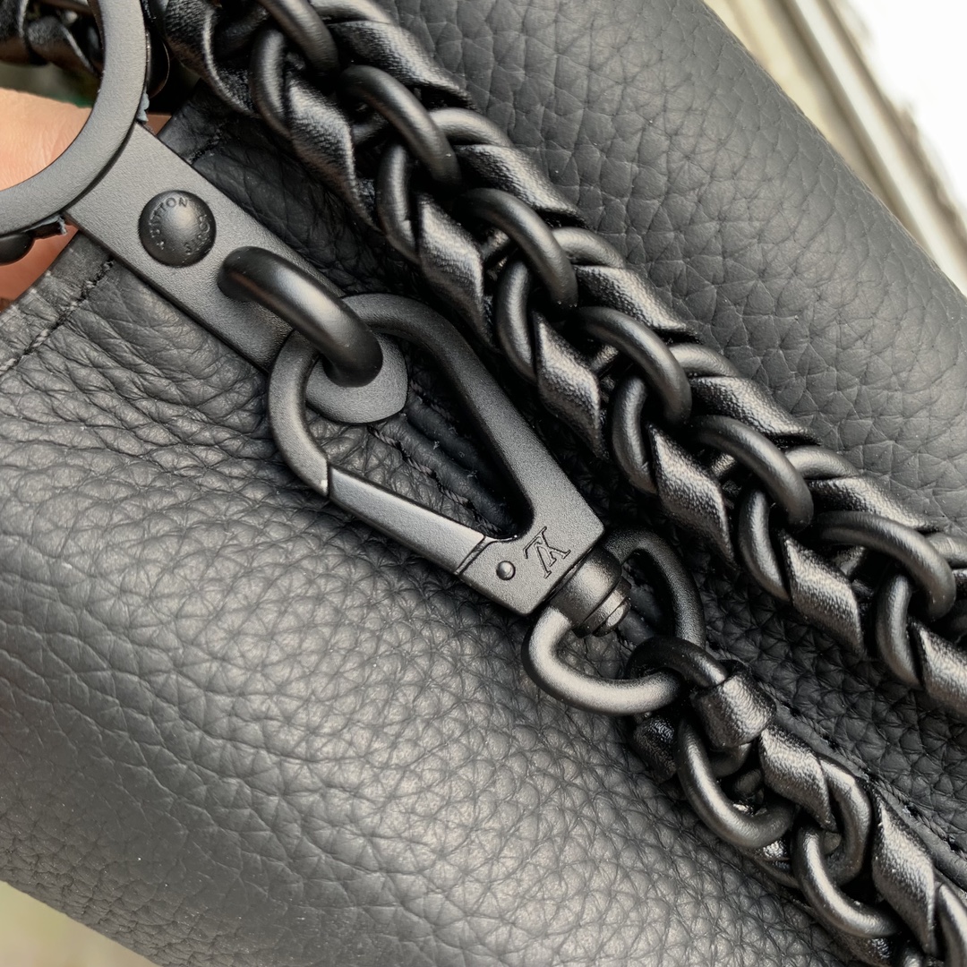 l**is V*t*n capucines handlebag