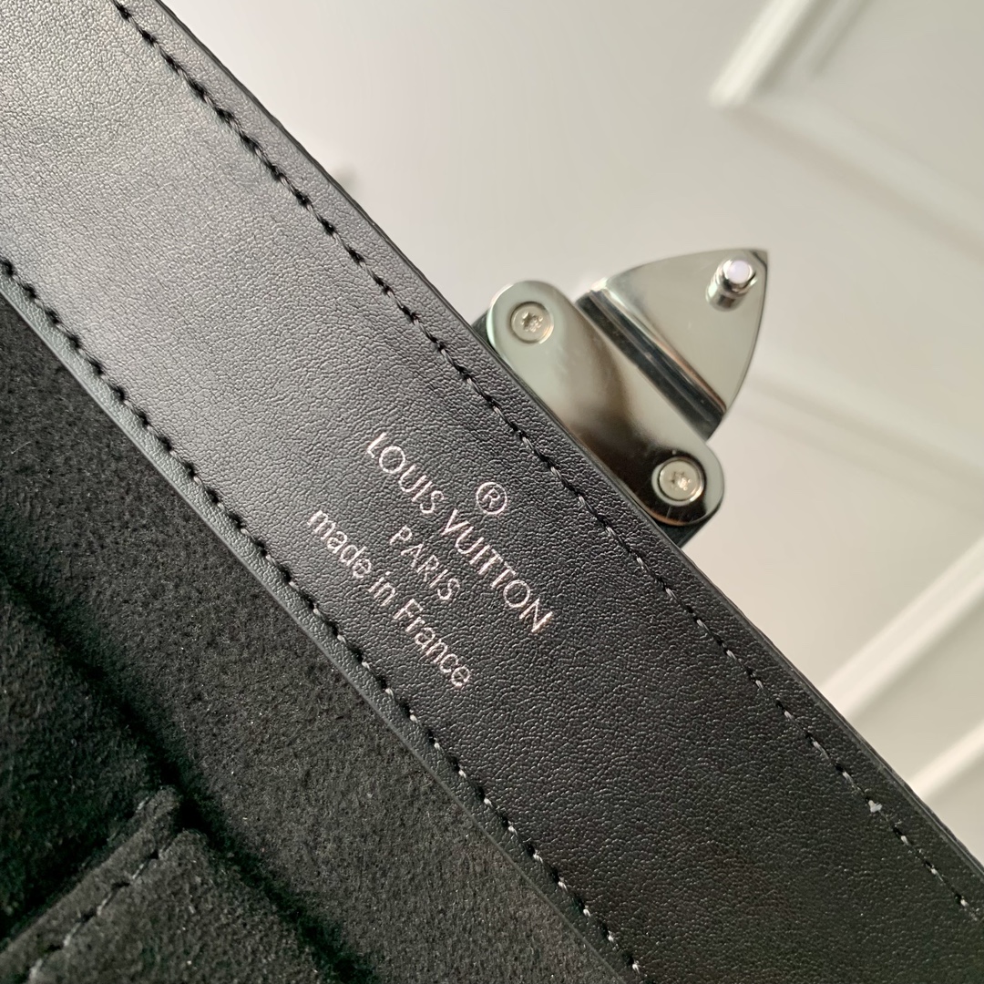 l**is V*t*n jewelry case monogram etui bijou-19*8*8cm