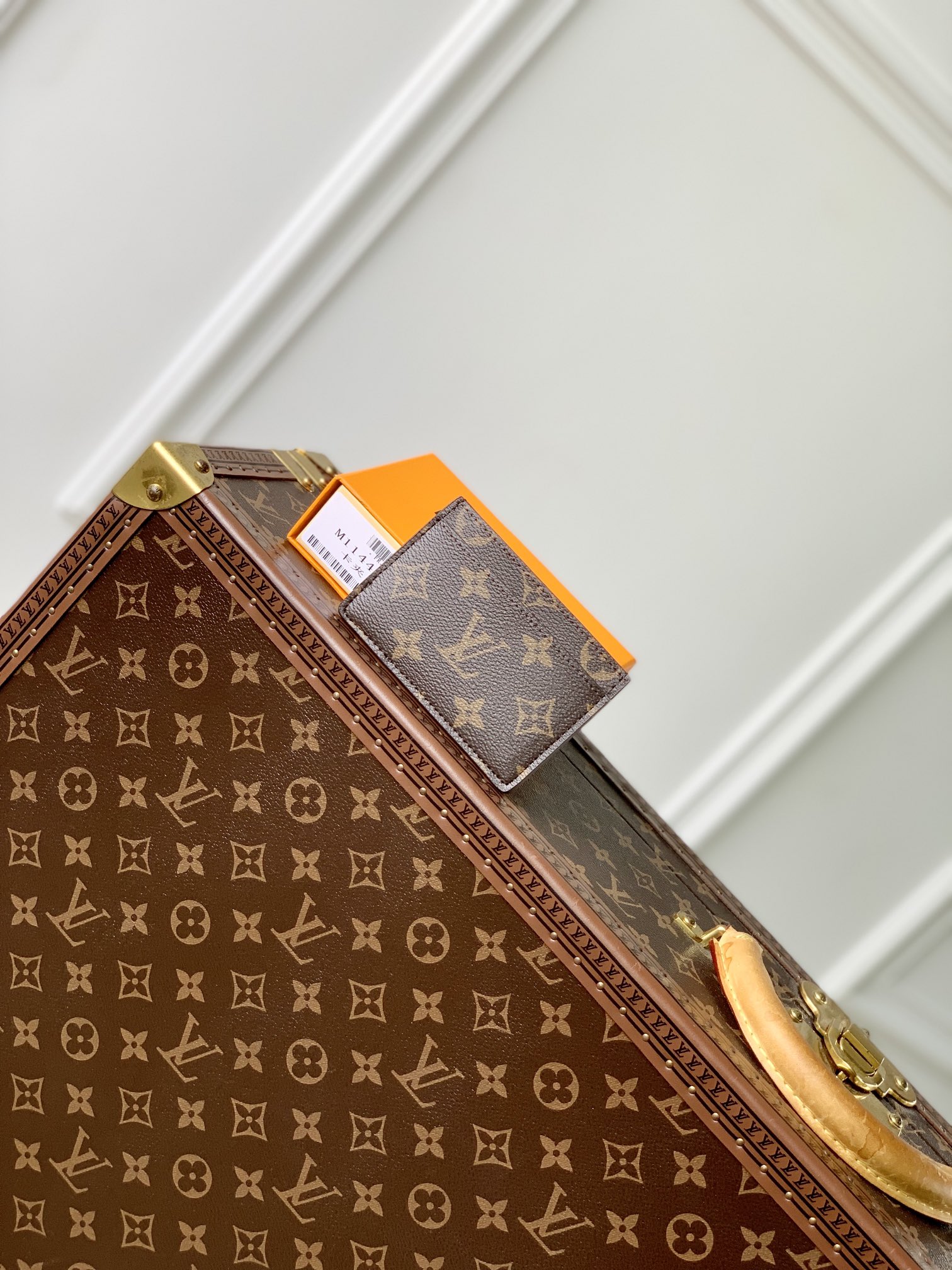 l**is V*t*n wallet-11 x 7 x 0.5cm