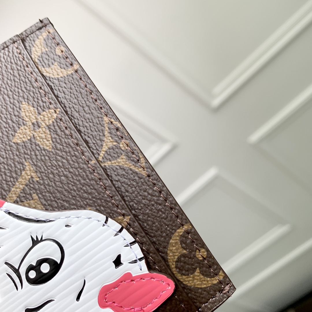 l**is V*t*n wallet-11 x 7 x 0.5cm