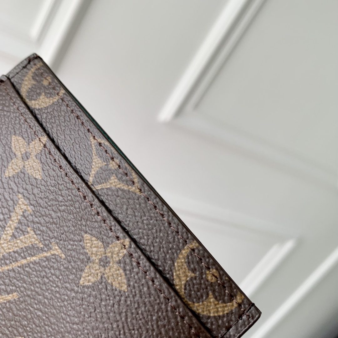 l**is V*t*n wallet-11 x 7 x 0.5cm