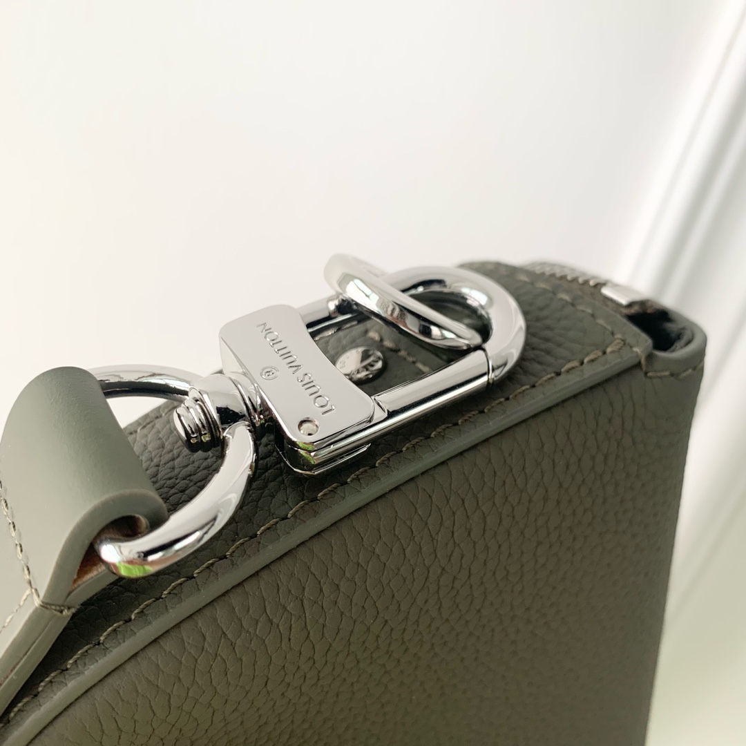 l**is V*t*n pilot bag-m83563-20 x 12 x 5.5cm