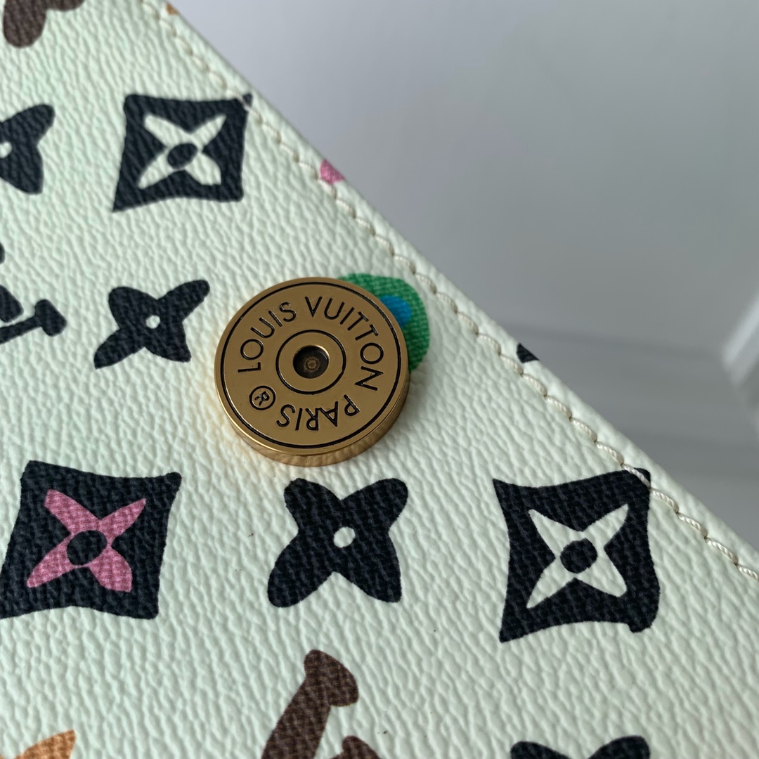 l**is V*t*n nano steamer bag-15 x 18 x 7cm