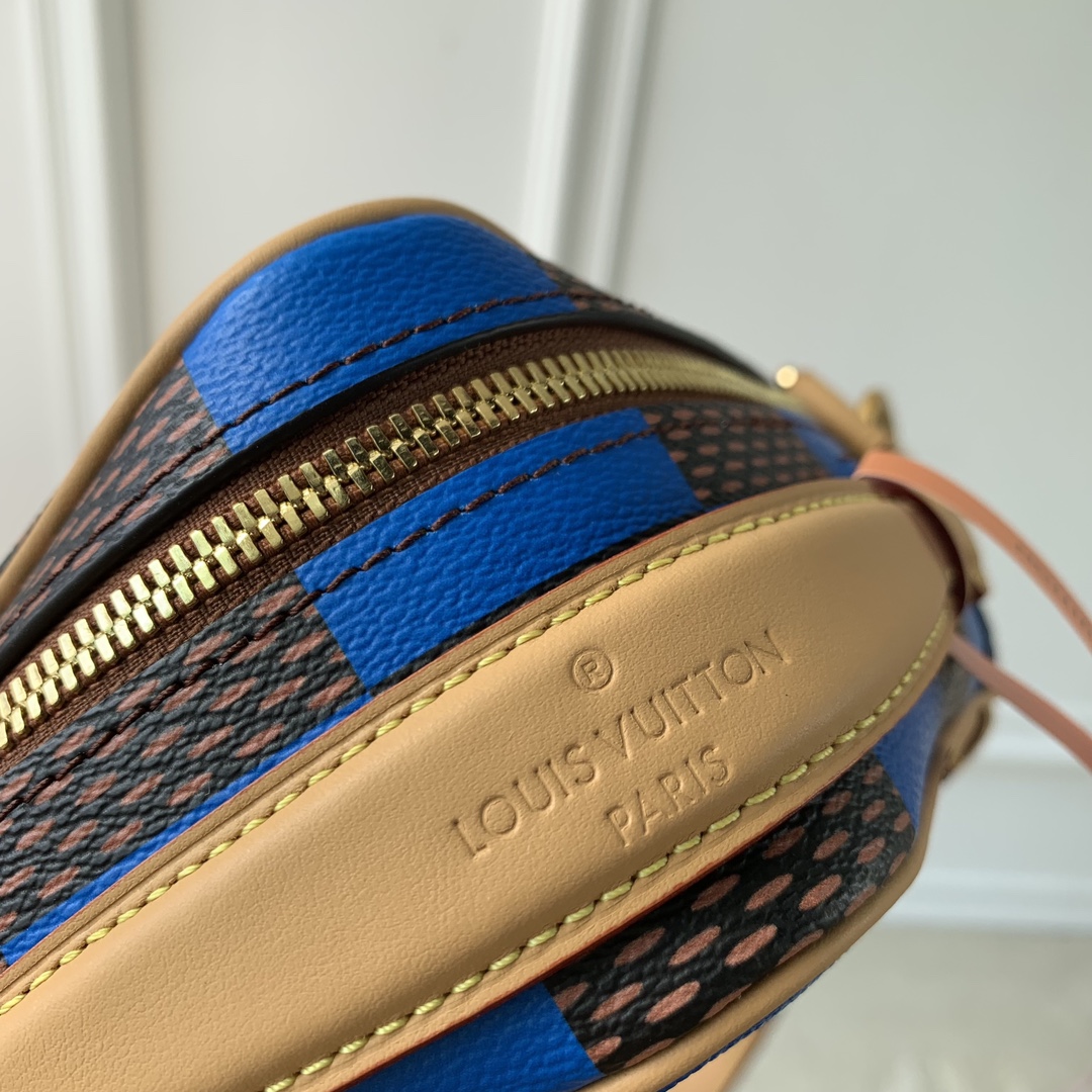 l**is V*t*n chess messenger bag-24 x 24 x 8cm