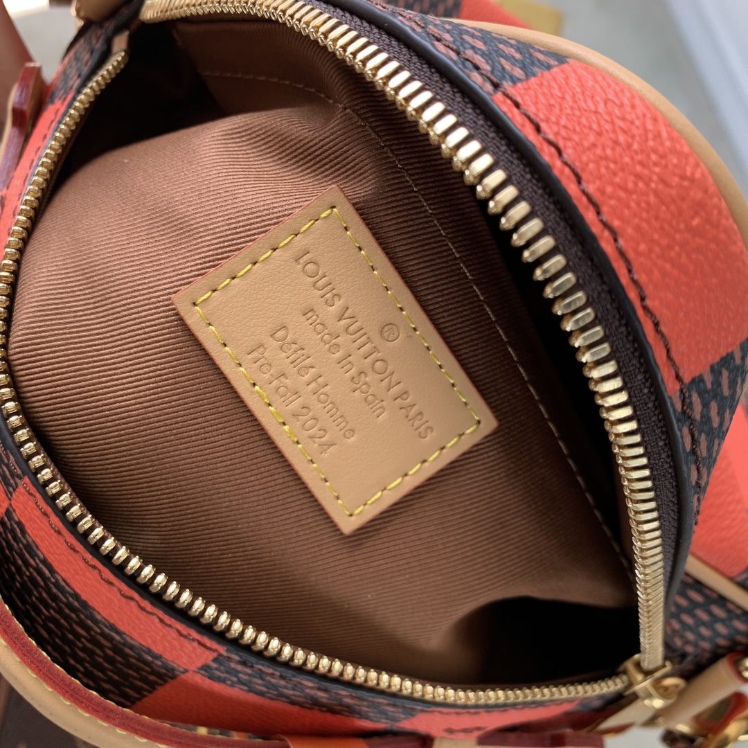 l**is V*t*n chess messenger bag-24 x 24 x 8cm