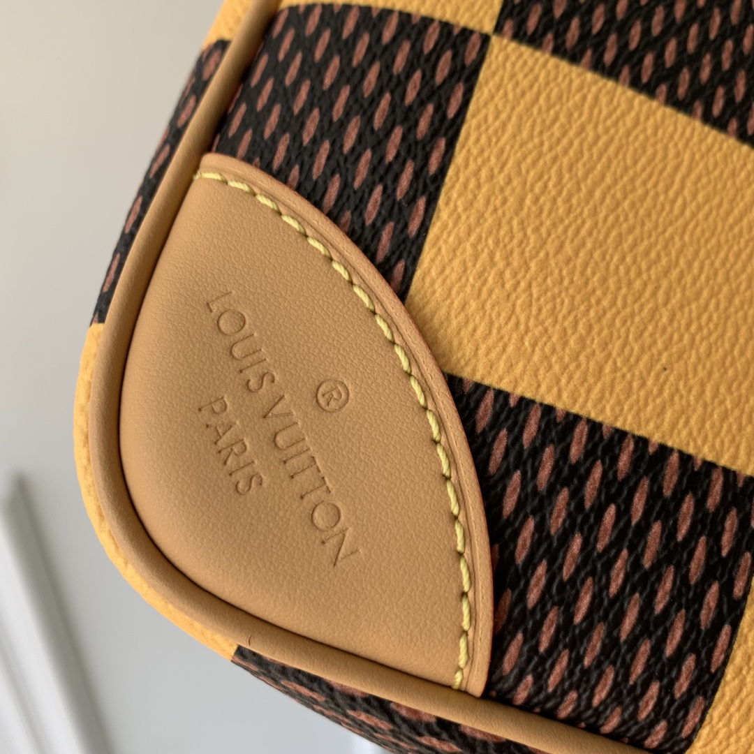 l**is V*t*n chess messenger bag-24 x 24 x 8cm