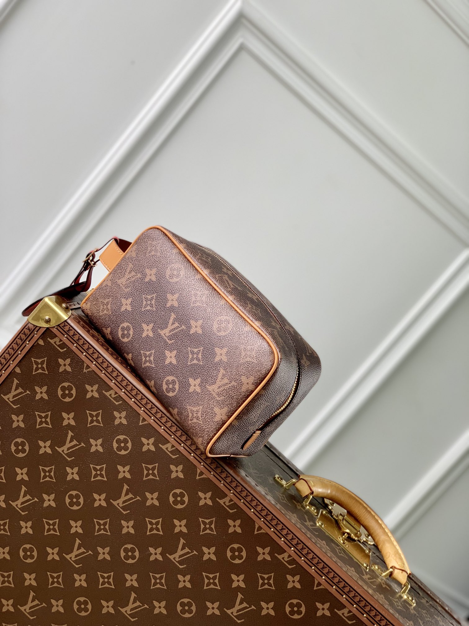 l**is V*t*n locker dopp kit pouch -23 x 13 x 12cm