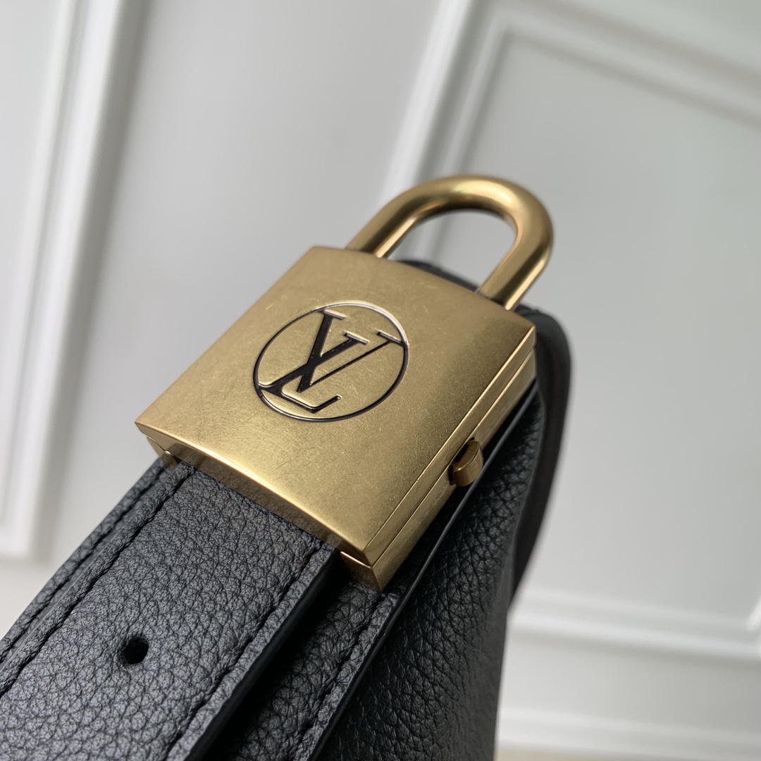 l**is V*t*n low key bumbag-28*13*5.5cm