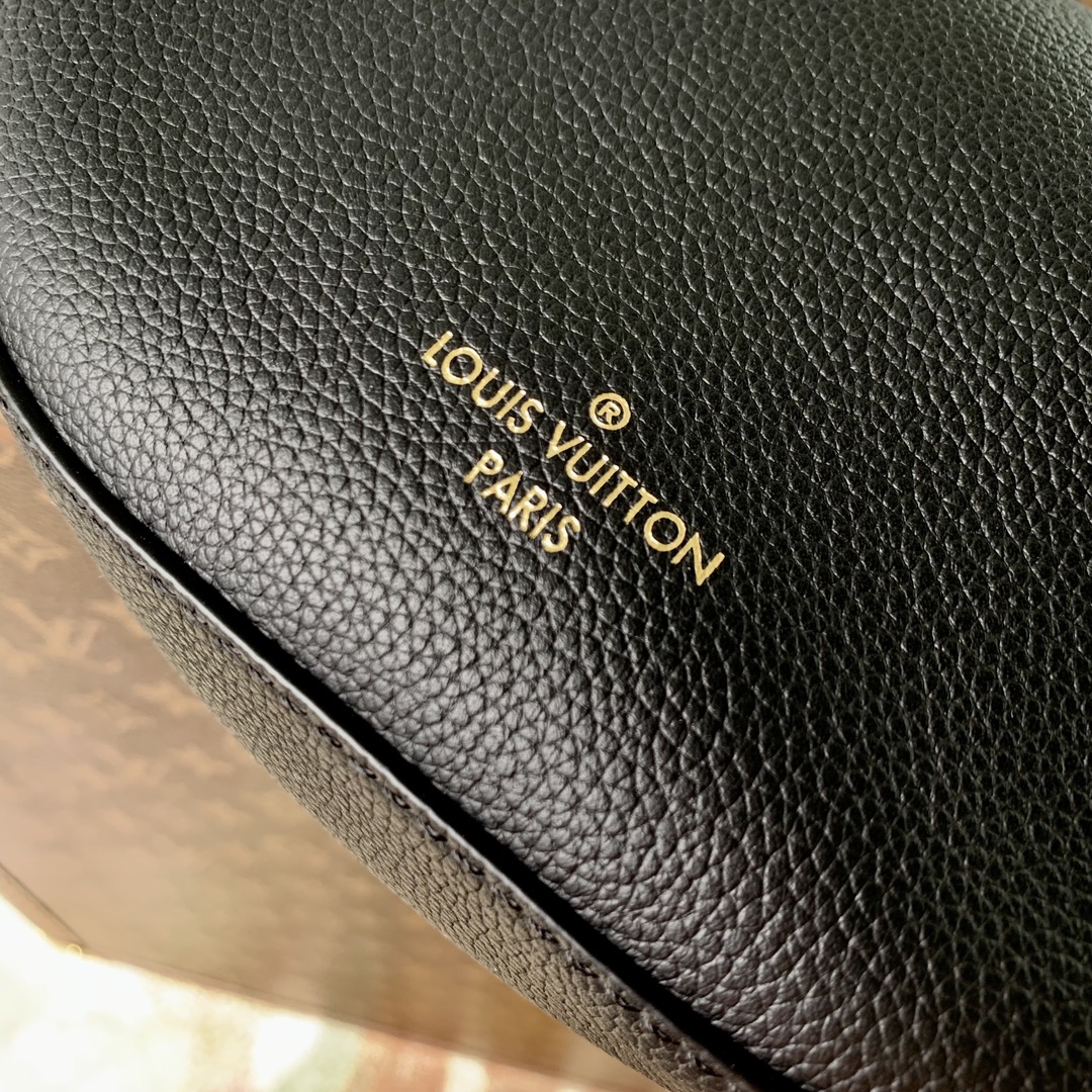 l**is V*t*n low key bumbag-28*13*5.5cm