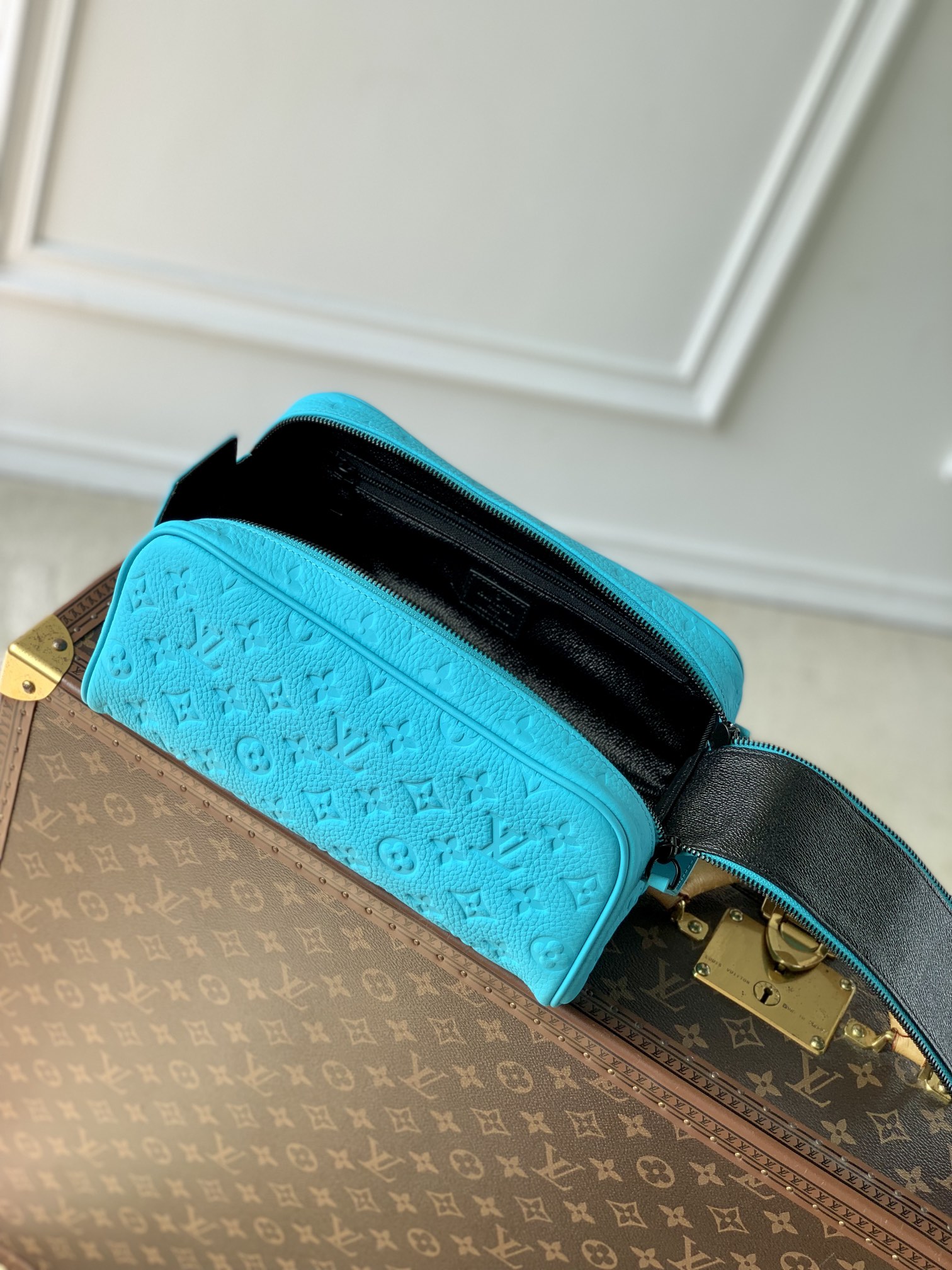 l**is V*t*n toiletry bag- m11482-28 x 15 x 16.5cm