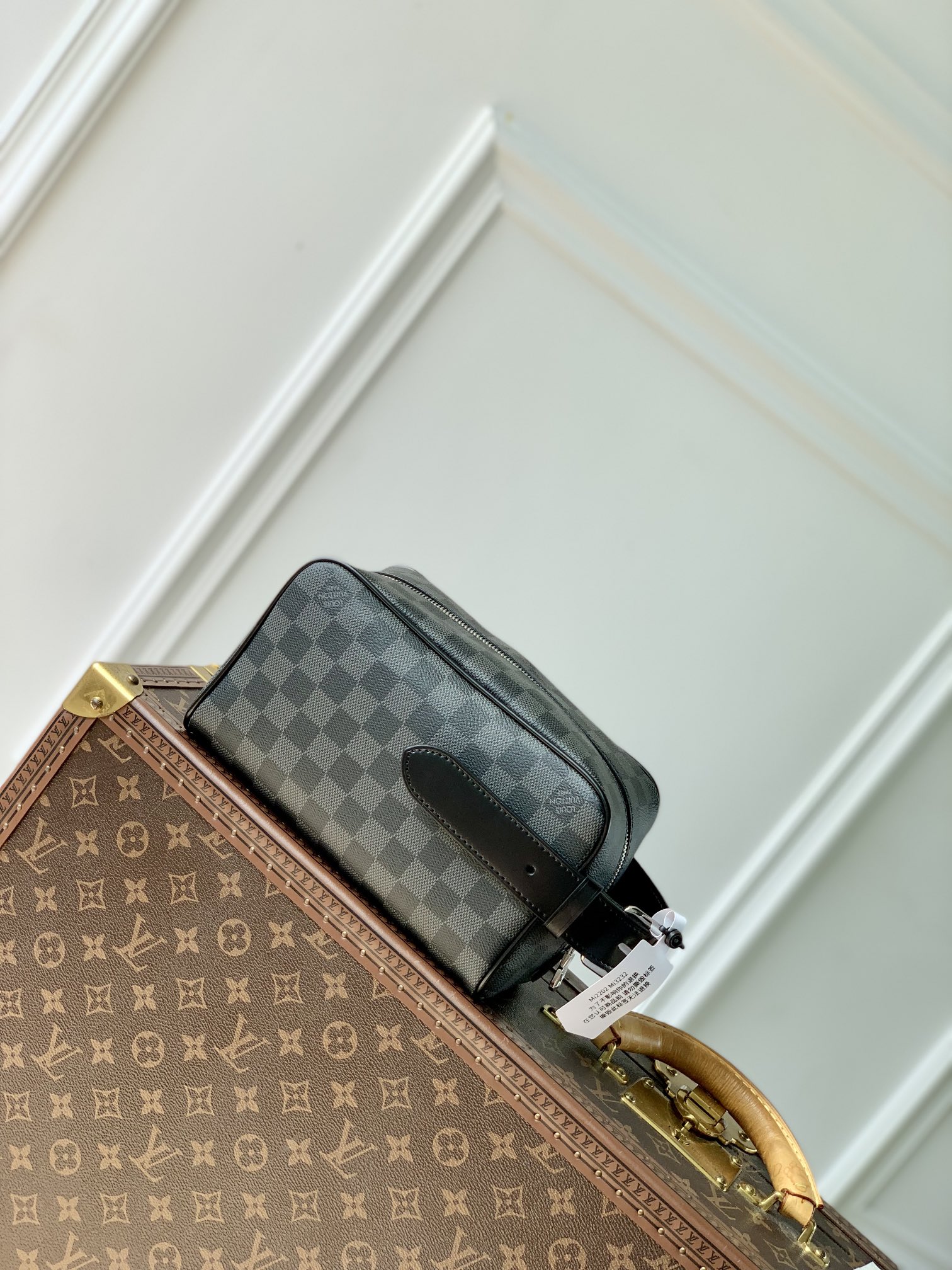l**is V*t*n locker dopp kit pouch -23 x 13 x 12cm