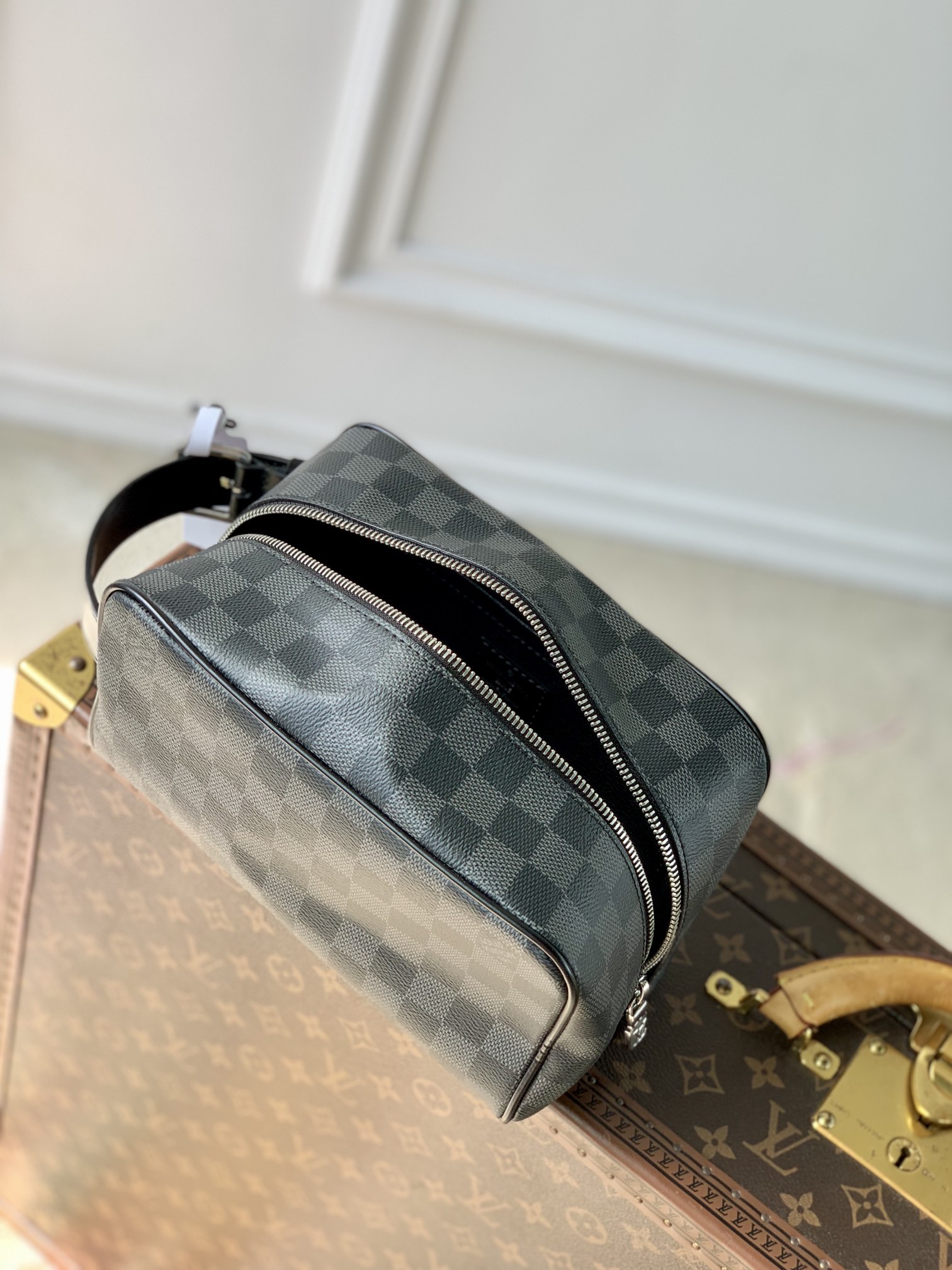 l**is V*t*n locker dopp kit pouch -23 x 13 x 12cm
