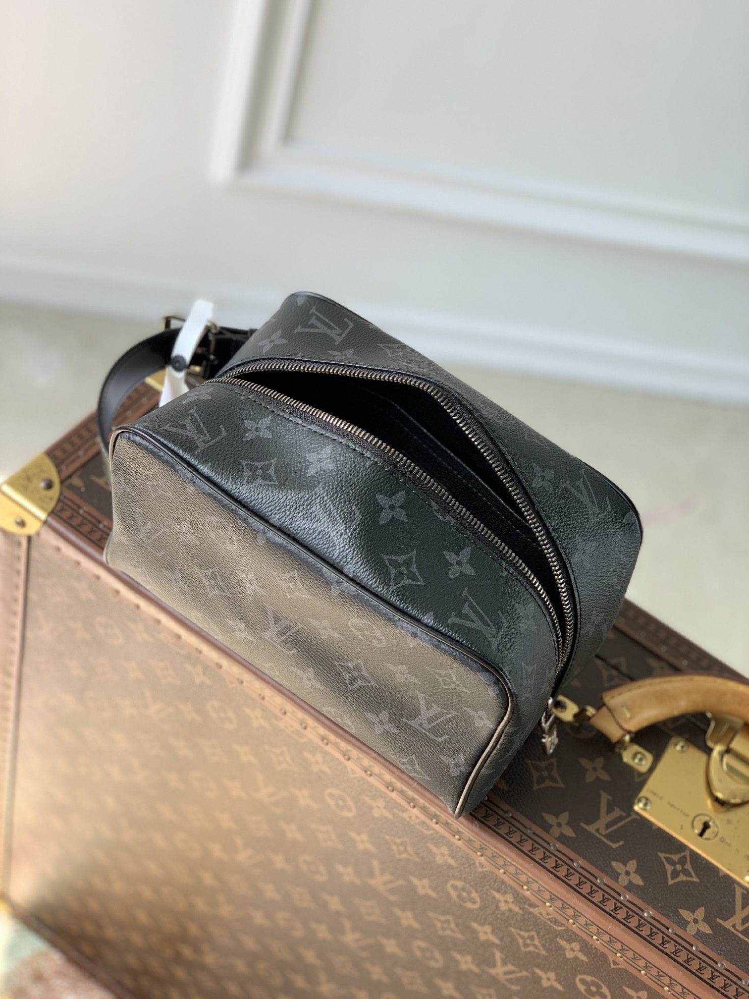 l**is V*t*n locker dopp kit pouch -23 x 13 x 12cm