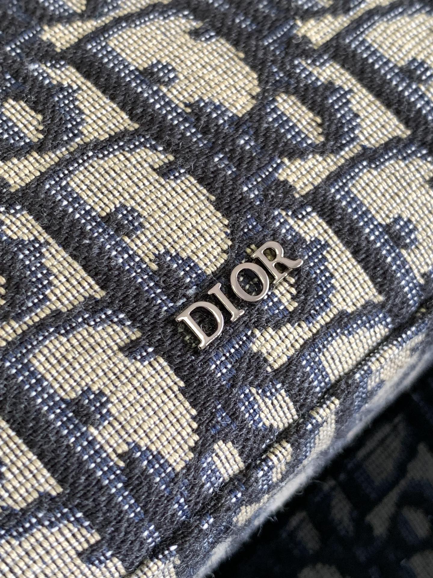 d*or safari N0*H-south bag-14 x 19 x 6.5cm
