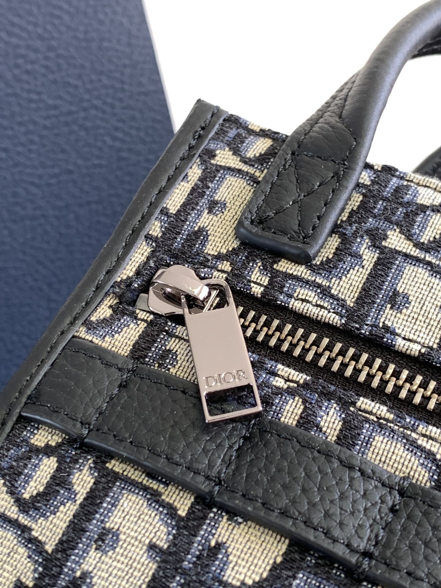 d*or safari N0*H-south bag-14 x 19 x 6.5cm