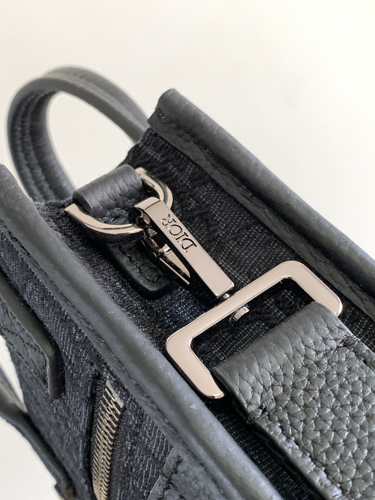 d*or safari N0*H-south bag-14 x 19 x 6.5cm