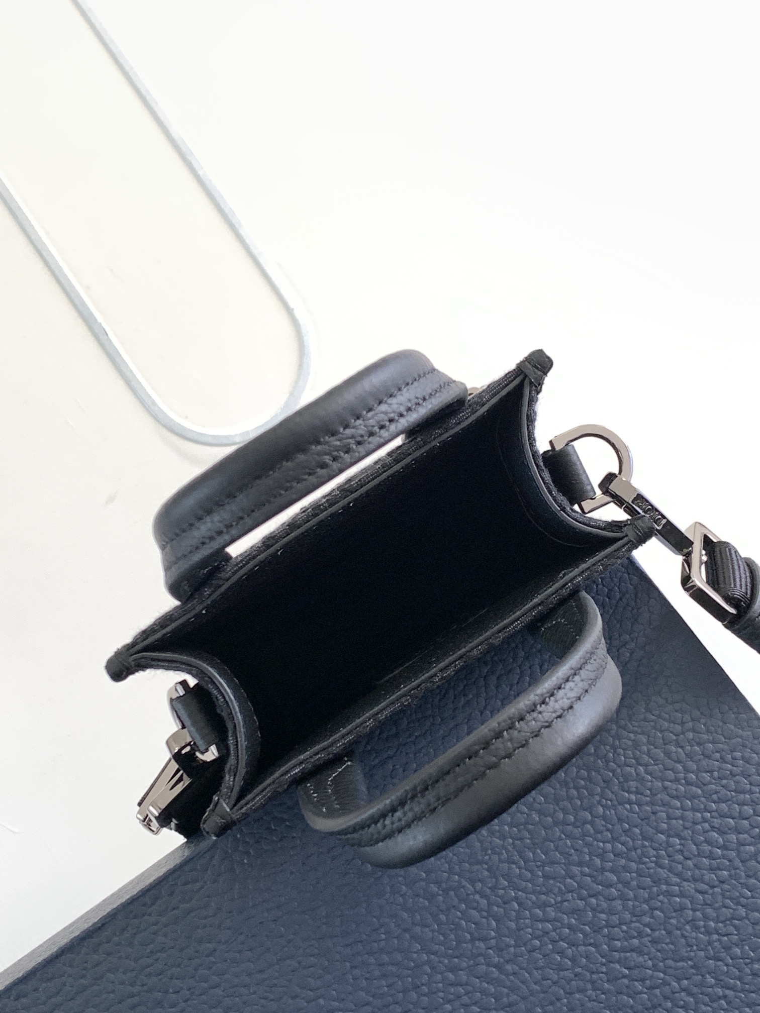 d*or safari N0*H-south bag-14 x 19 x 6.5cm