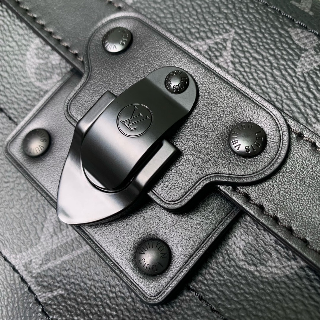 l**is V*t*n soul trunk east west -29 x 17.5 x 10cm