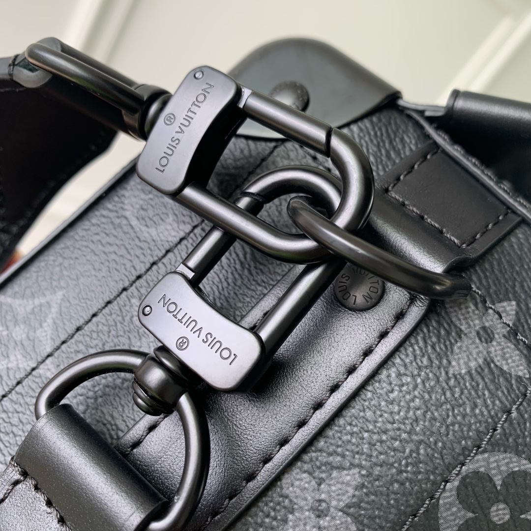 l**is V*t*n soul trunk east west -29 x 17.5 x 10cm