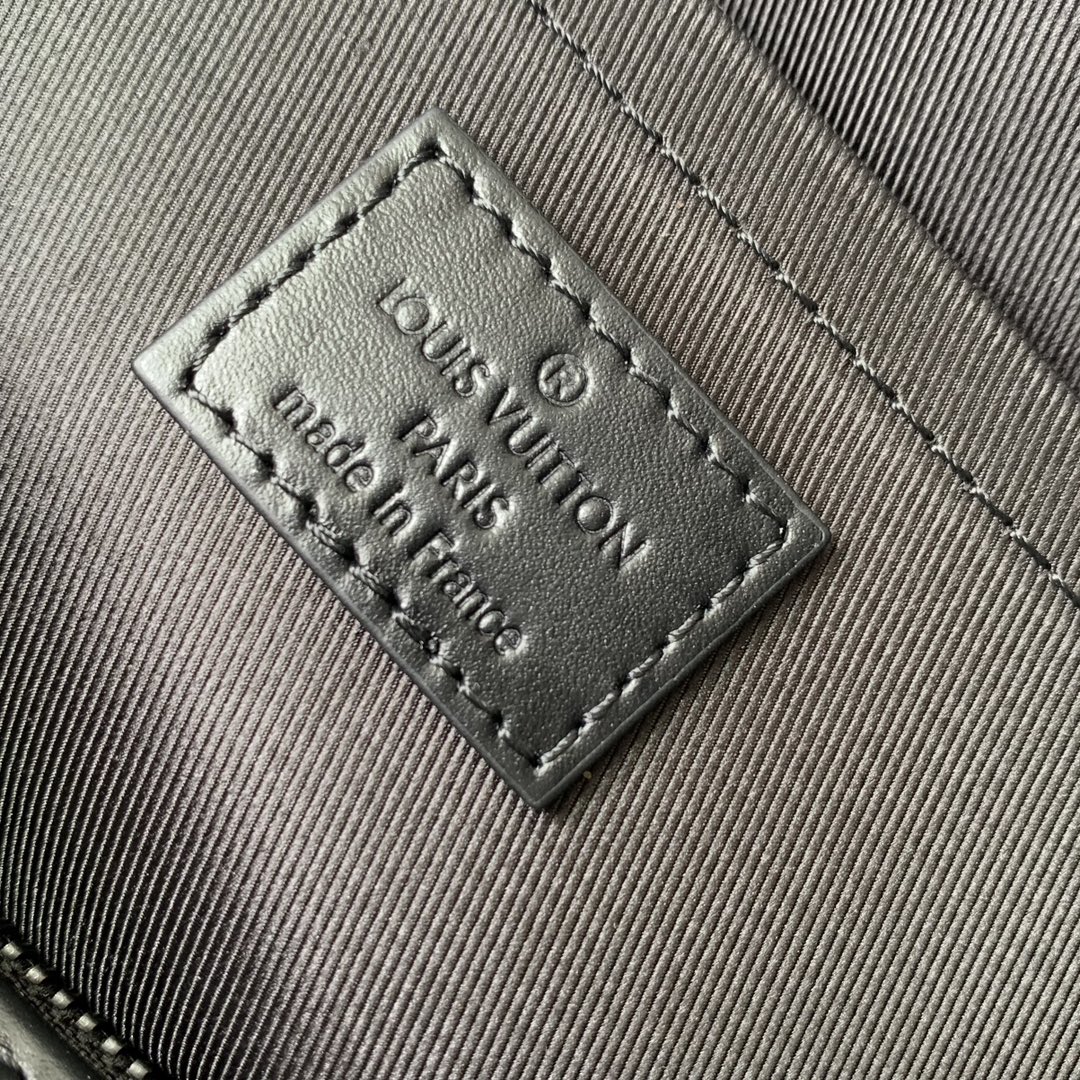 l**is V*t*n soul trunk east west -29 x 17.5 x 10cm