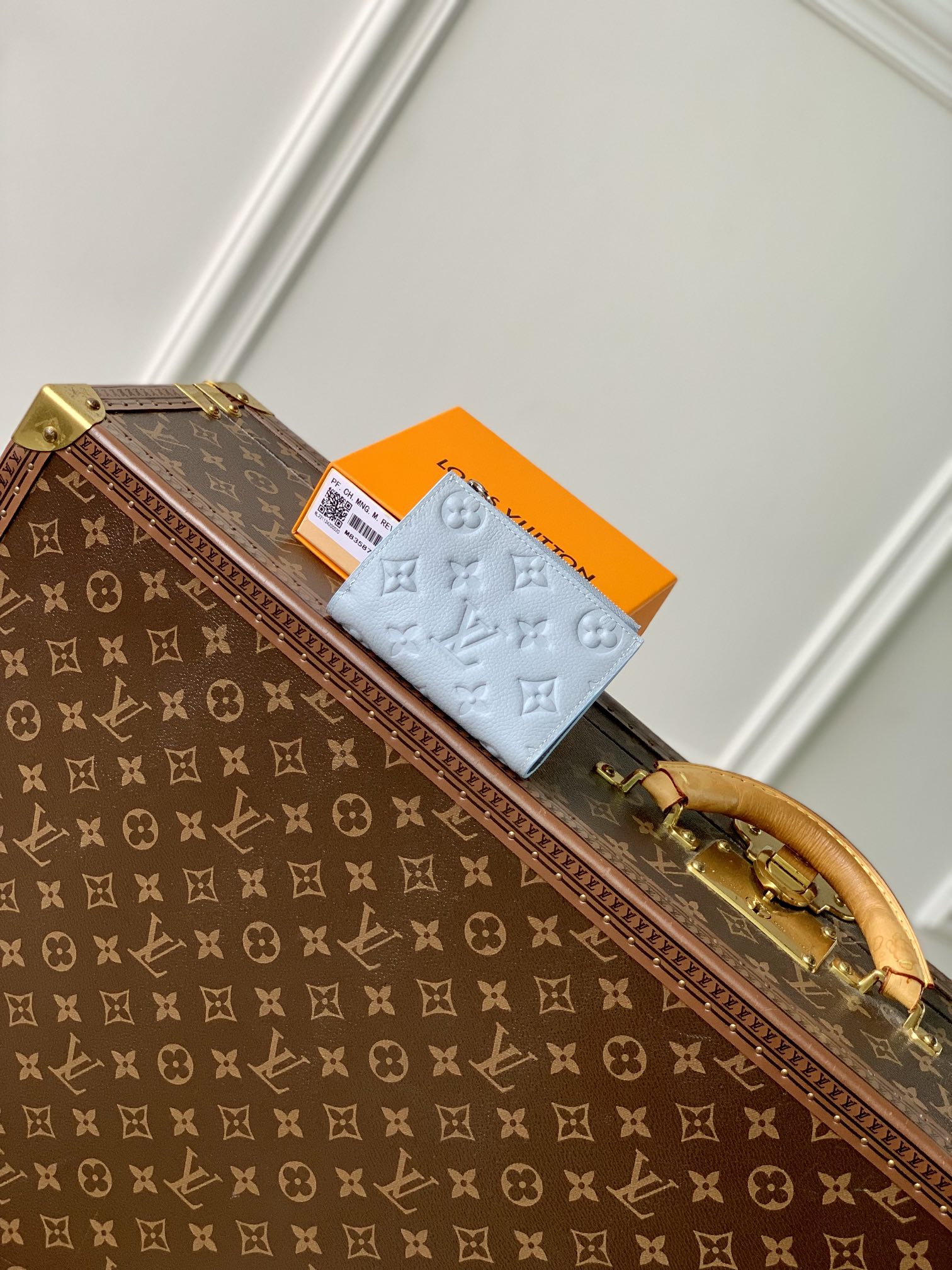 l**is V*t*n wallet-9 x 11.5 x 1.5cm