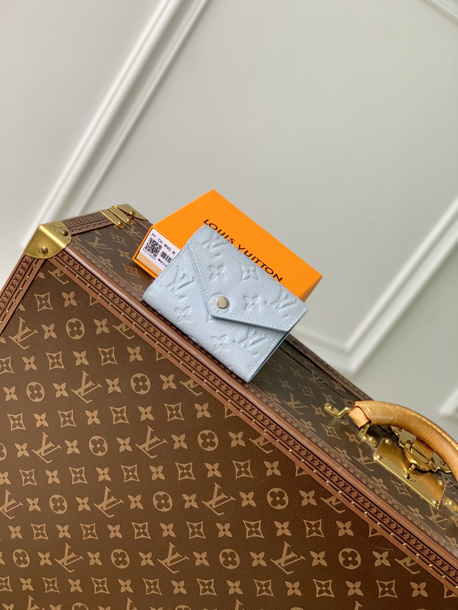 l**is V*t*n wallet-9 x 11.5 x 1.5cm