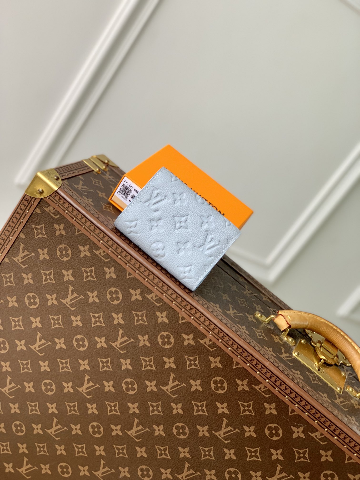 l**is V*t*n wallet-9 x 11.5 x 1.5cm
