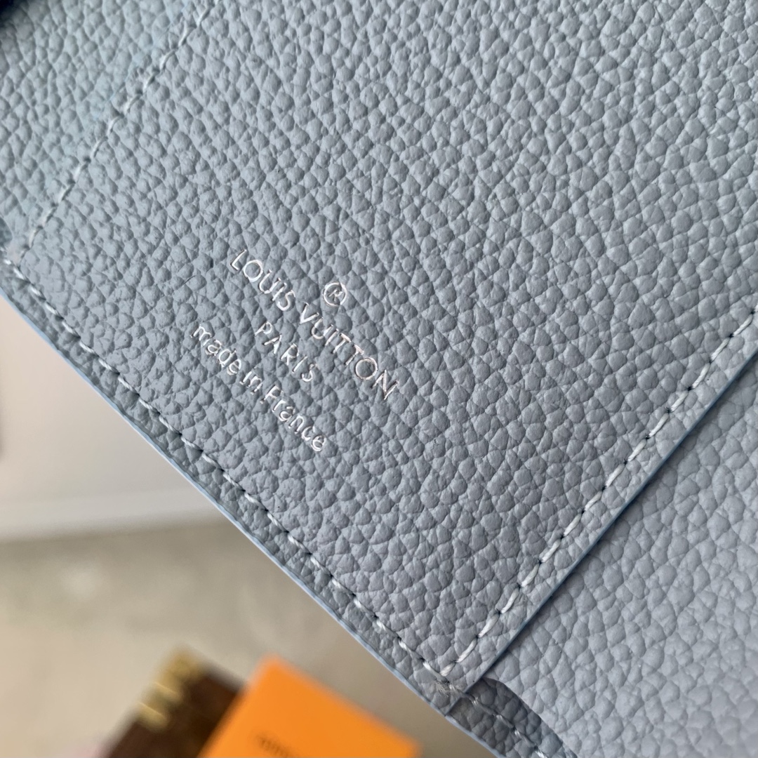 l**is V*t*n wallet-9 x 11.5 x 1.5cm
