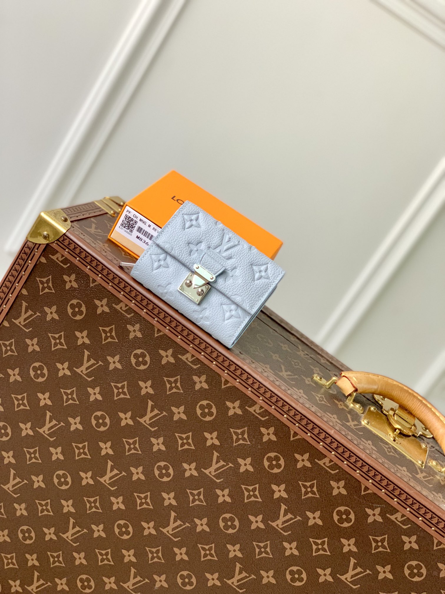 l**is V*t*n wallet-11.5 x 8.5 x 4cm