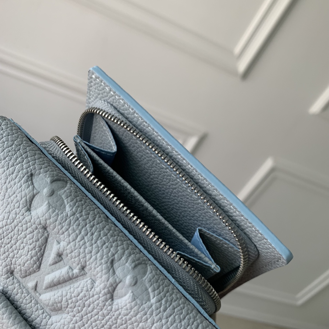 l**is V*t*n wallet-11.5 x 8.5 x 4cm