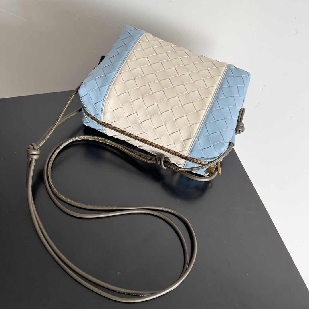 Bo*te*ga ve*ne*ta loop bag-22*15.5*9cm
