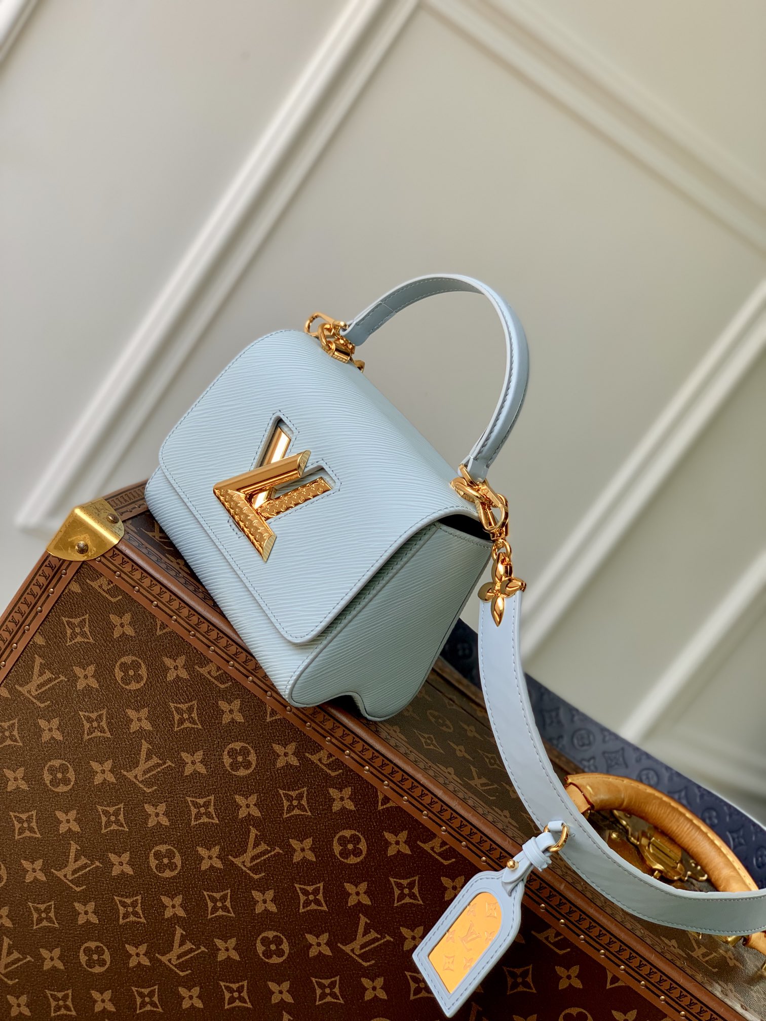 l**is V*t*n twist pm lv bloom bag-19x 15x 9cm