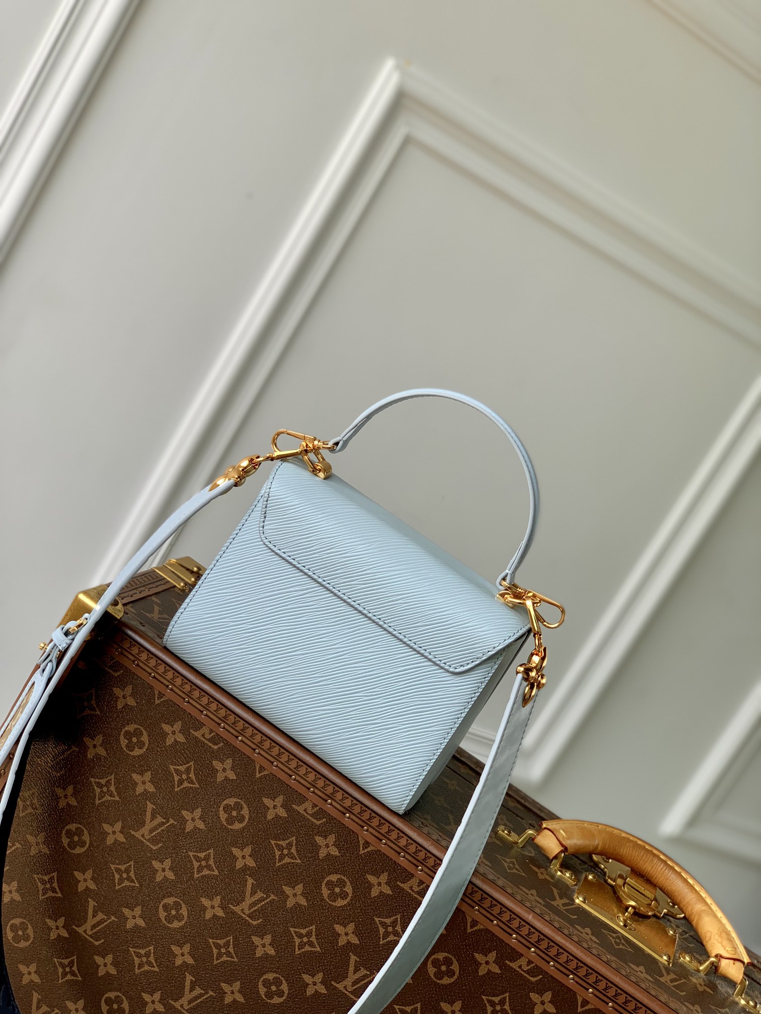 l**is V*t*n twist pm lv bloom bag-19x 15x 9cm