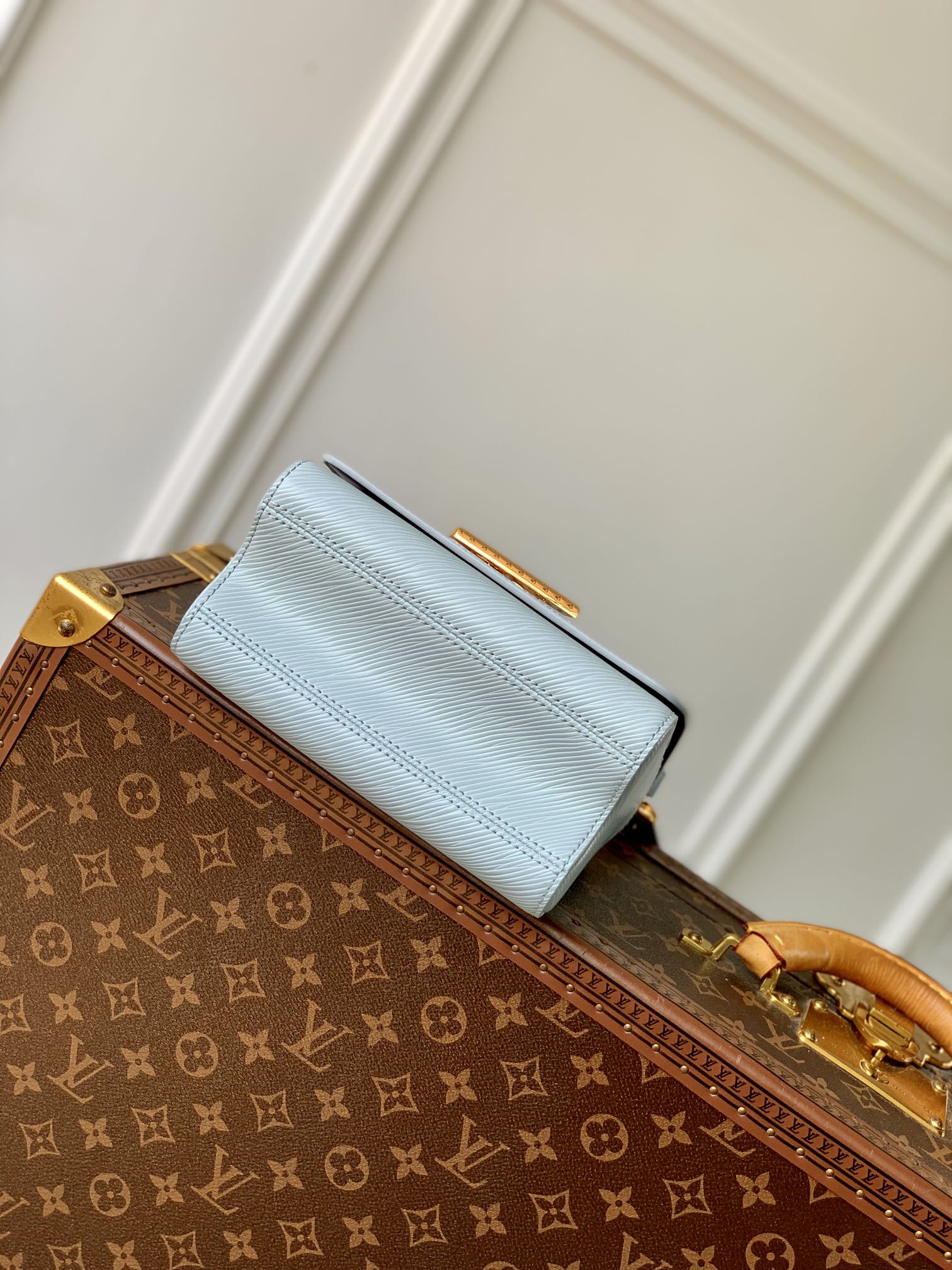 l**is V*t*n twist pm lv bloom bag-19x 15x 9cm