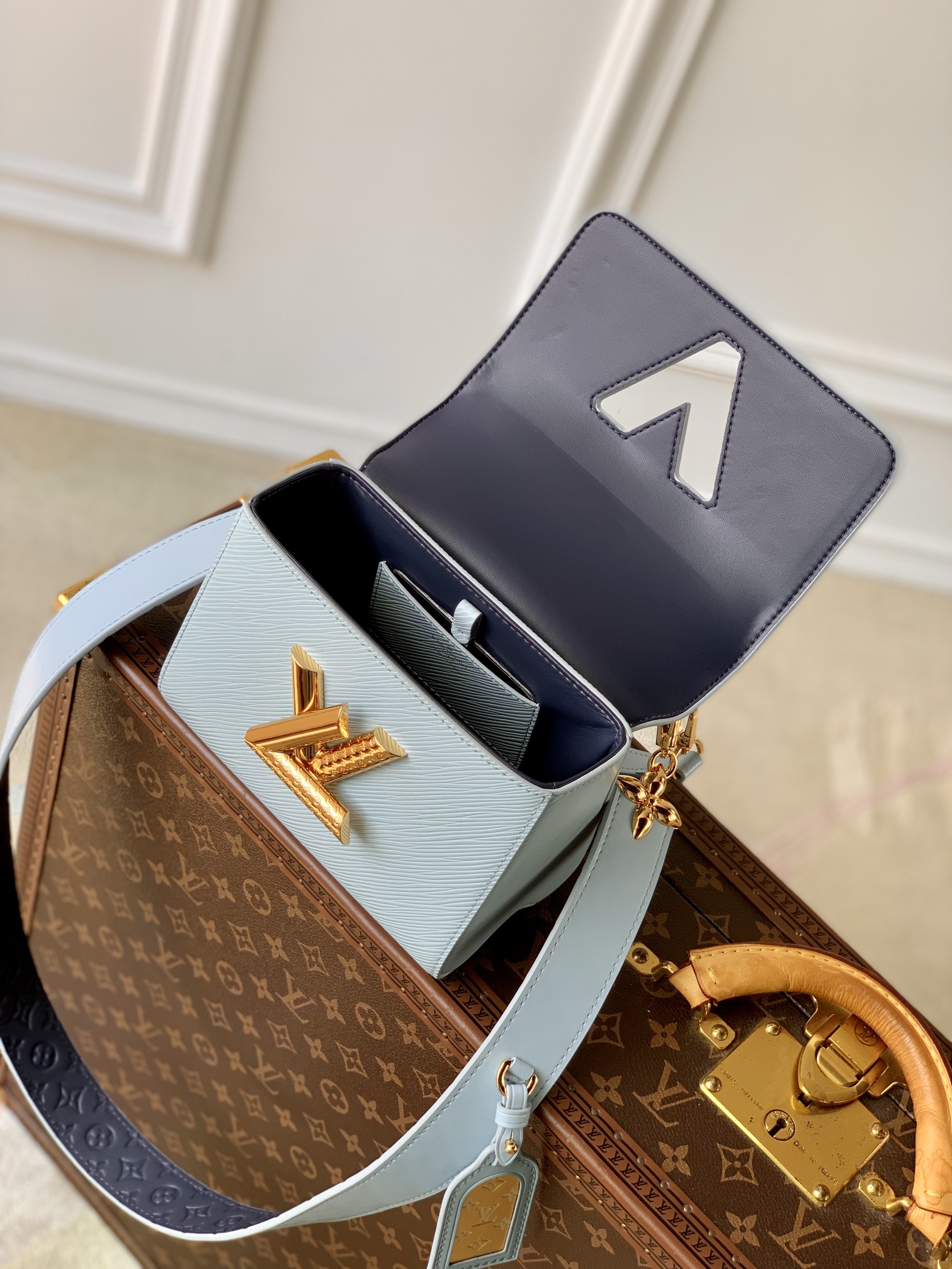 l**is V*t*n twist pm lv bloom bag-19x 15x 9cm