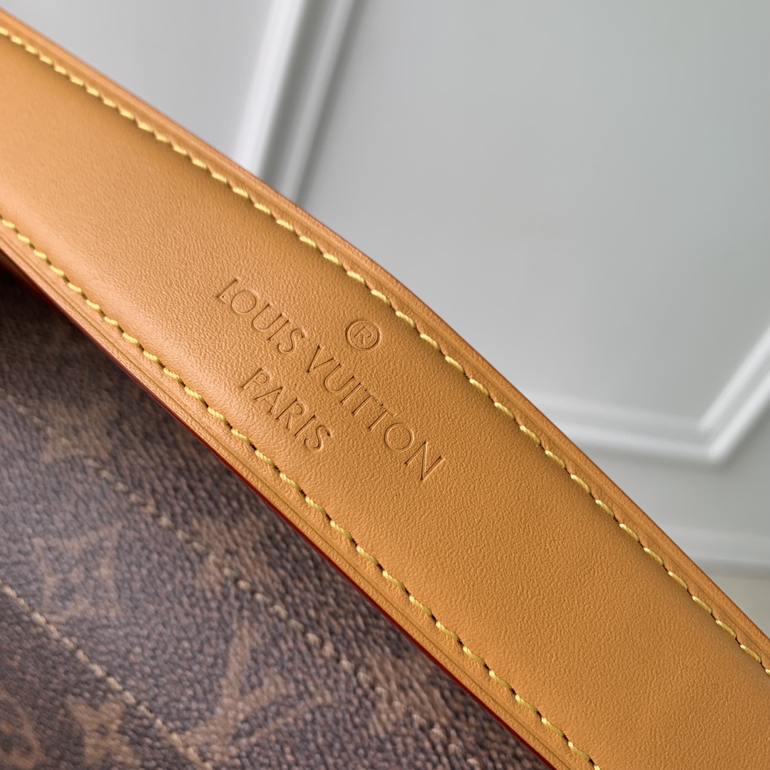 l**is V*t*n soul trunk east west -29 x 17.5 x 10cm