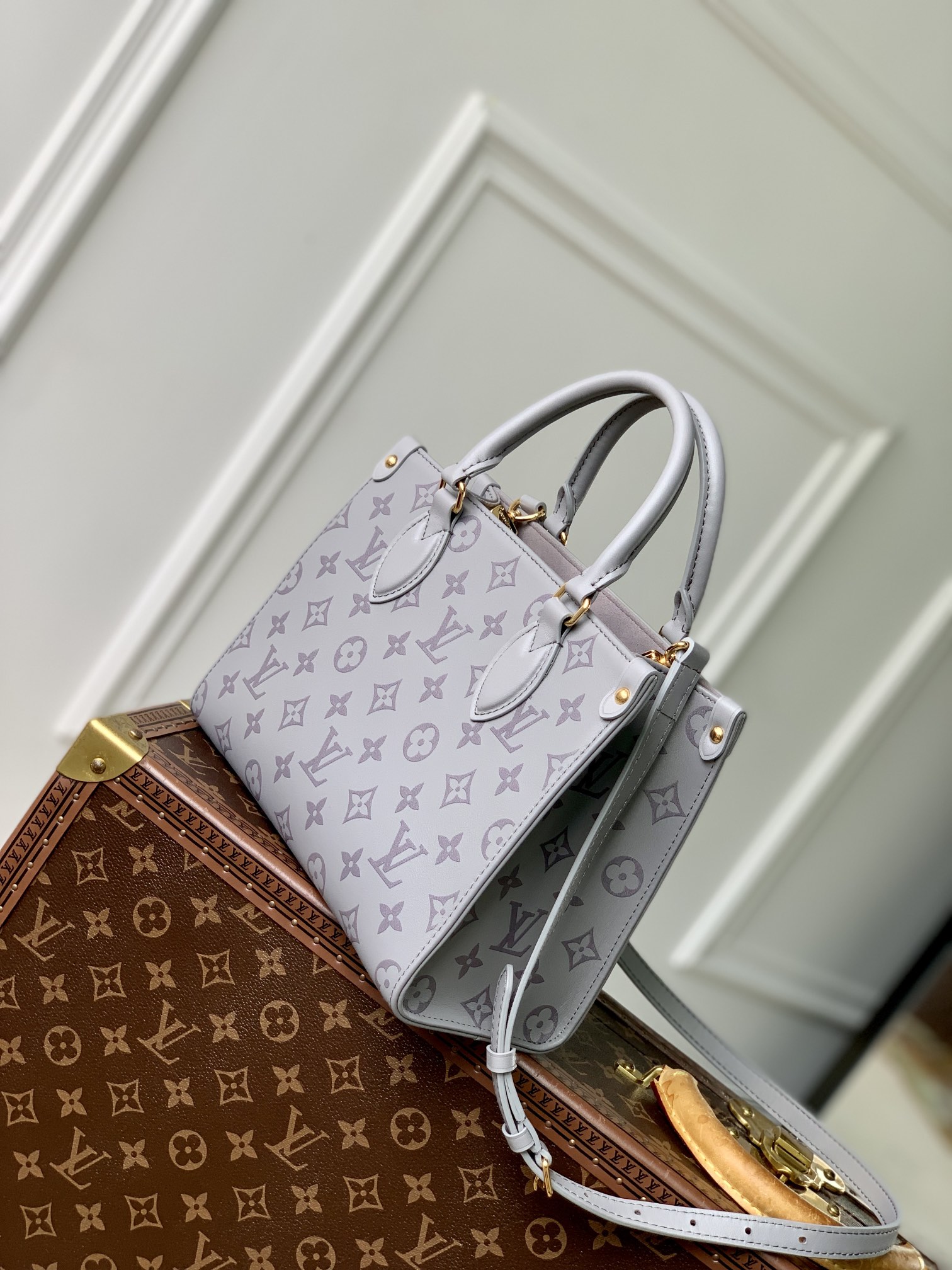 l**is V*t*n onthego handbag-25*19*11.5 cm