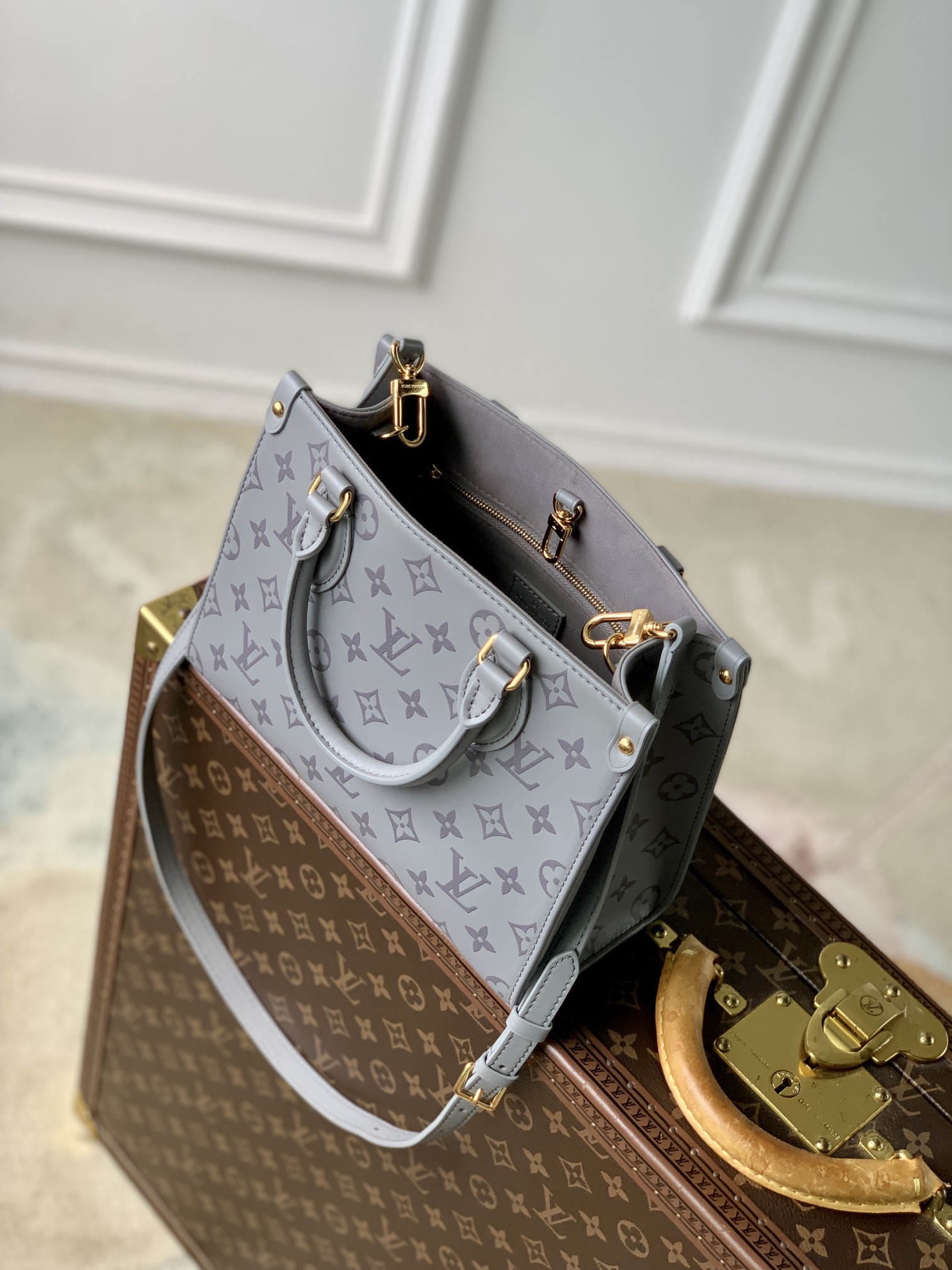 l**is V*t*n onthego handbag-25*19*11.5 cm