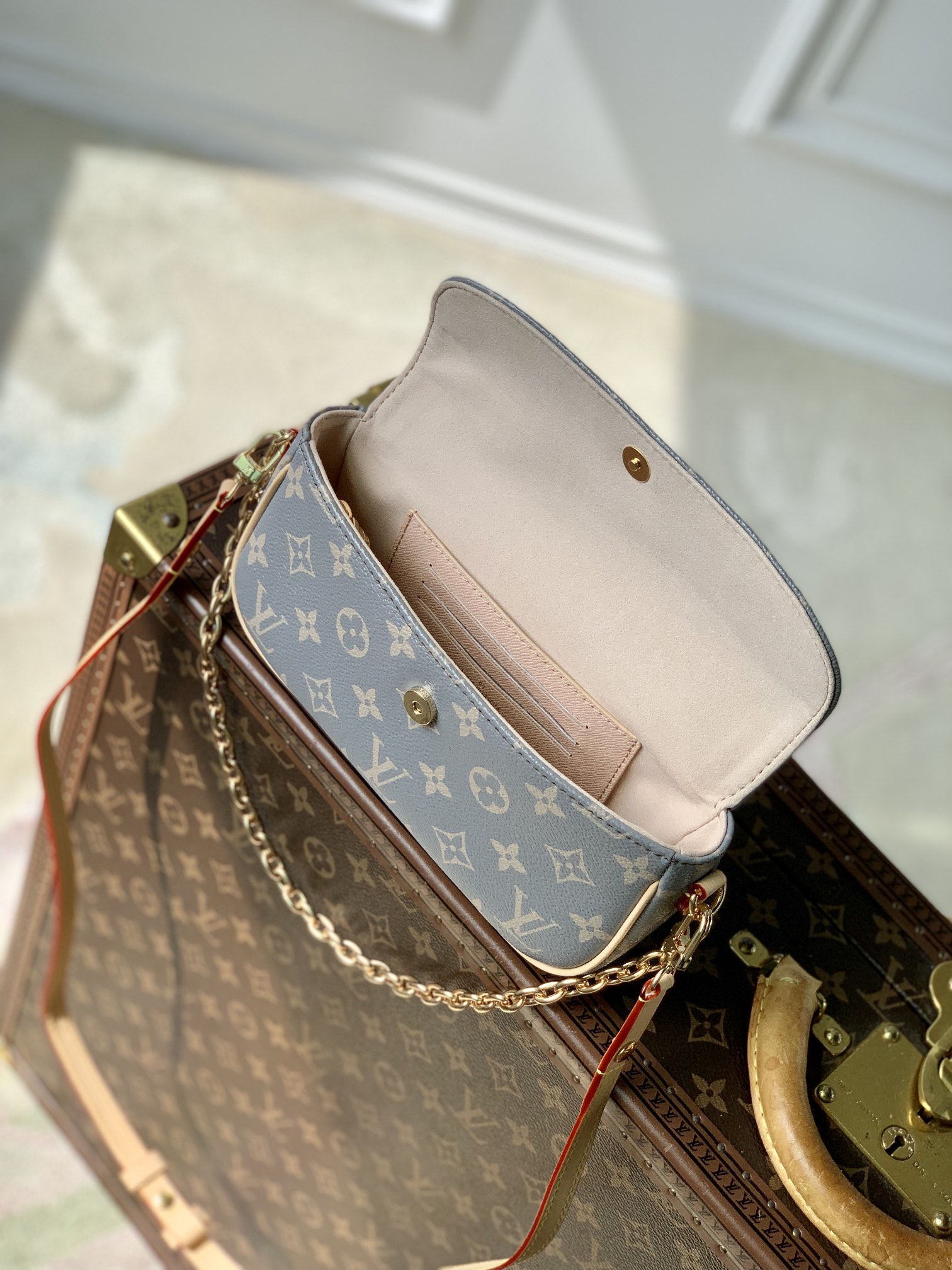 l**is V*t*n wallet on chain ivy-23.5 x 12 x 4.3cm