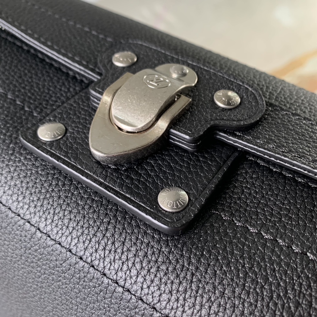 l**is V*t*n soul trunk east west -29 x 17.5 x 10cm