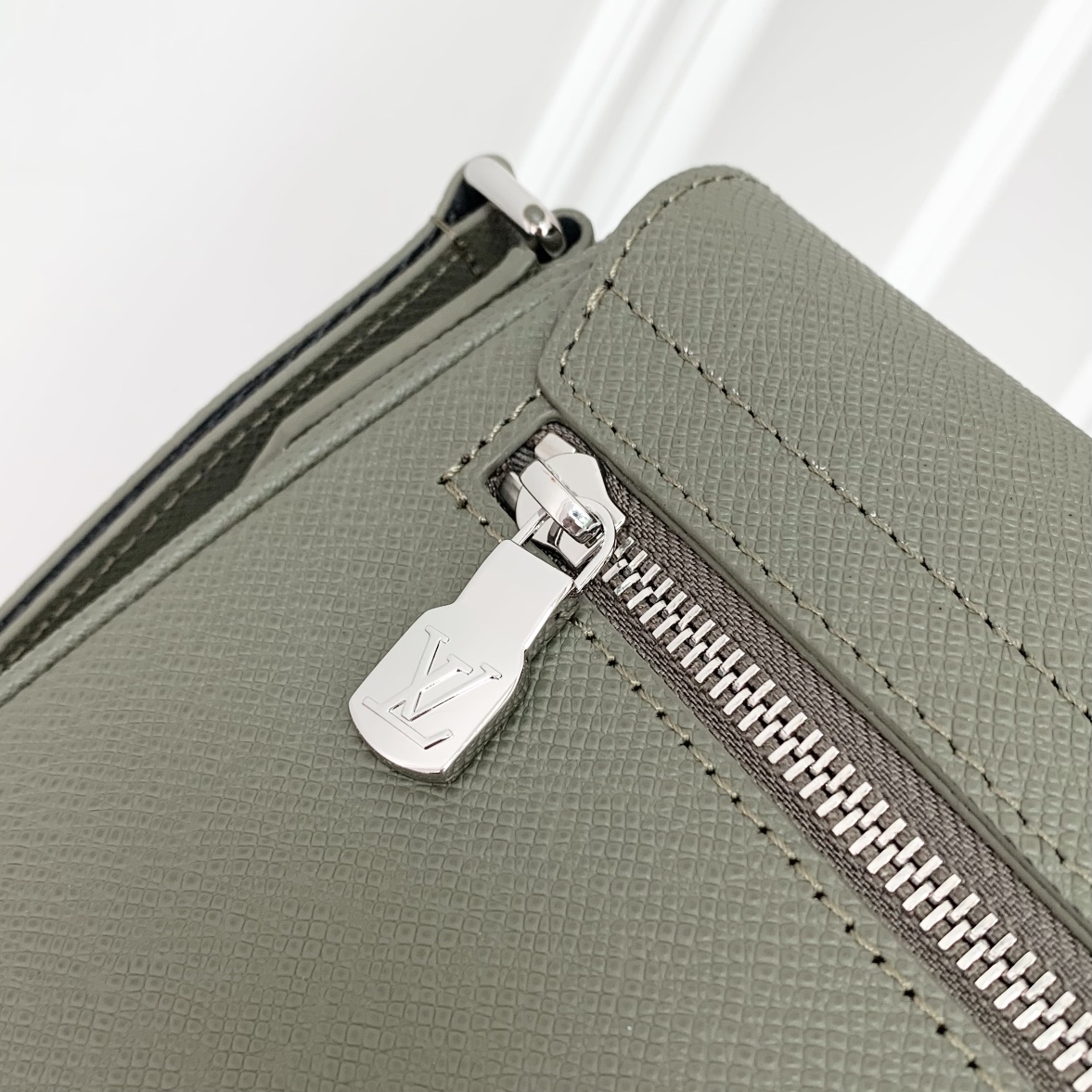 l**is V*t*n district messenger bag-m46255-26*20*7cm