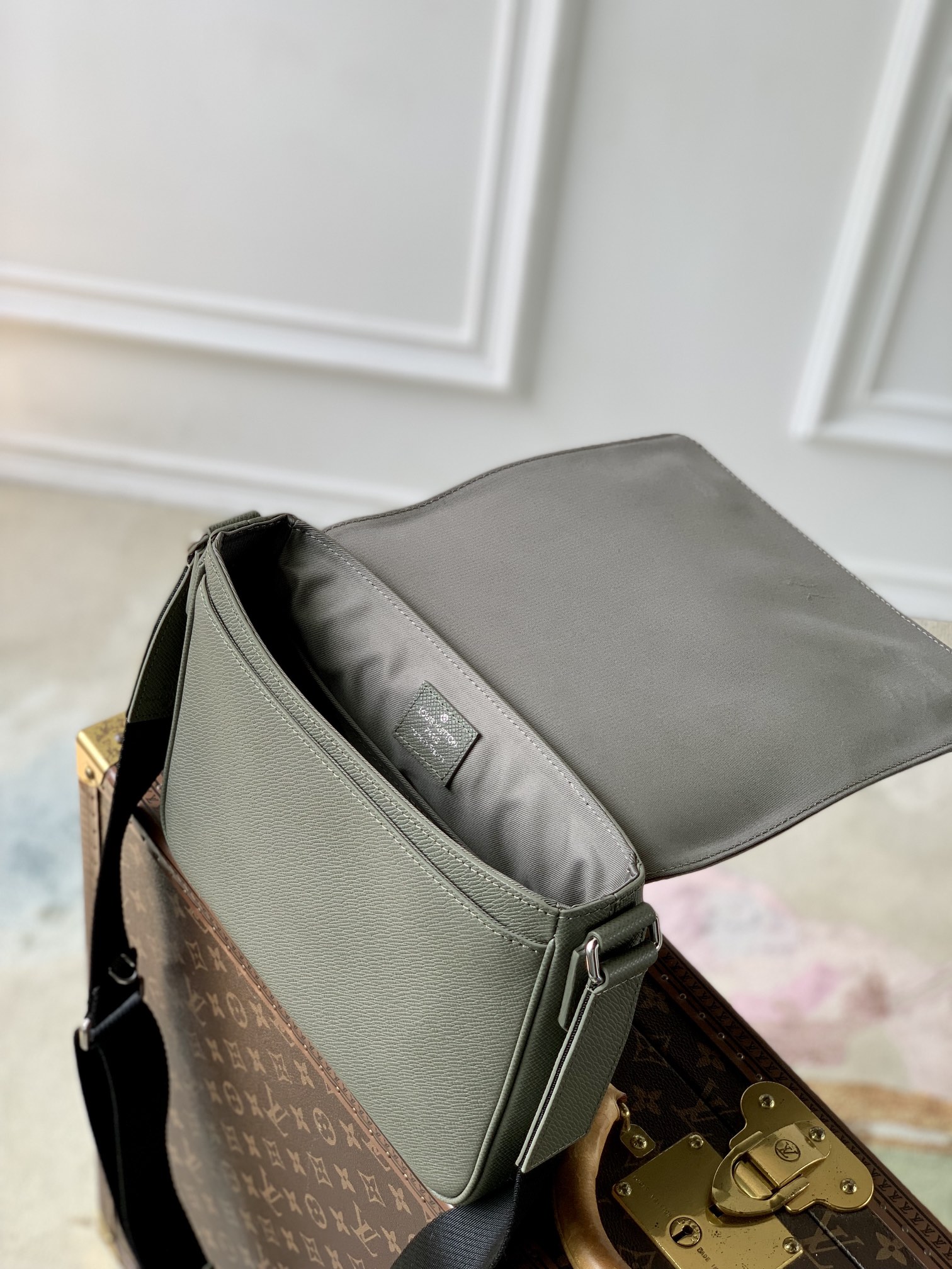 l**is V*t*n district messenger bag-m46255-26*20*7cm