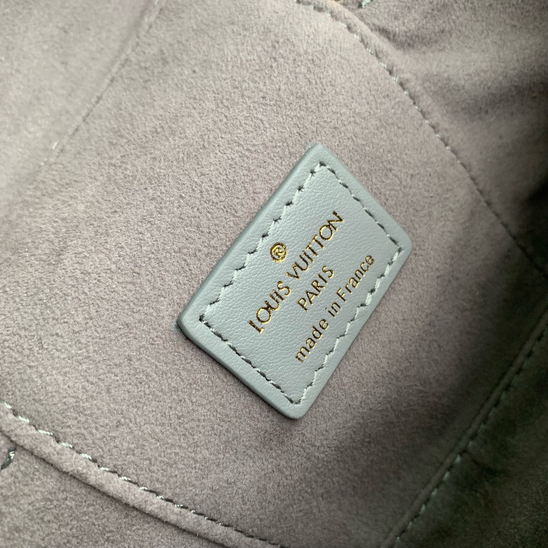 l**is V*t*n vanity chain pouch-19*1.5*6.5cm